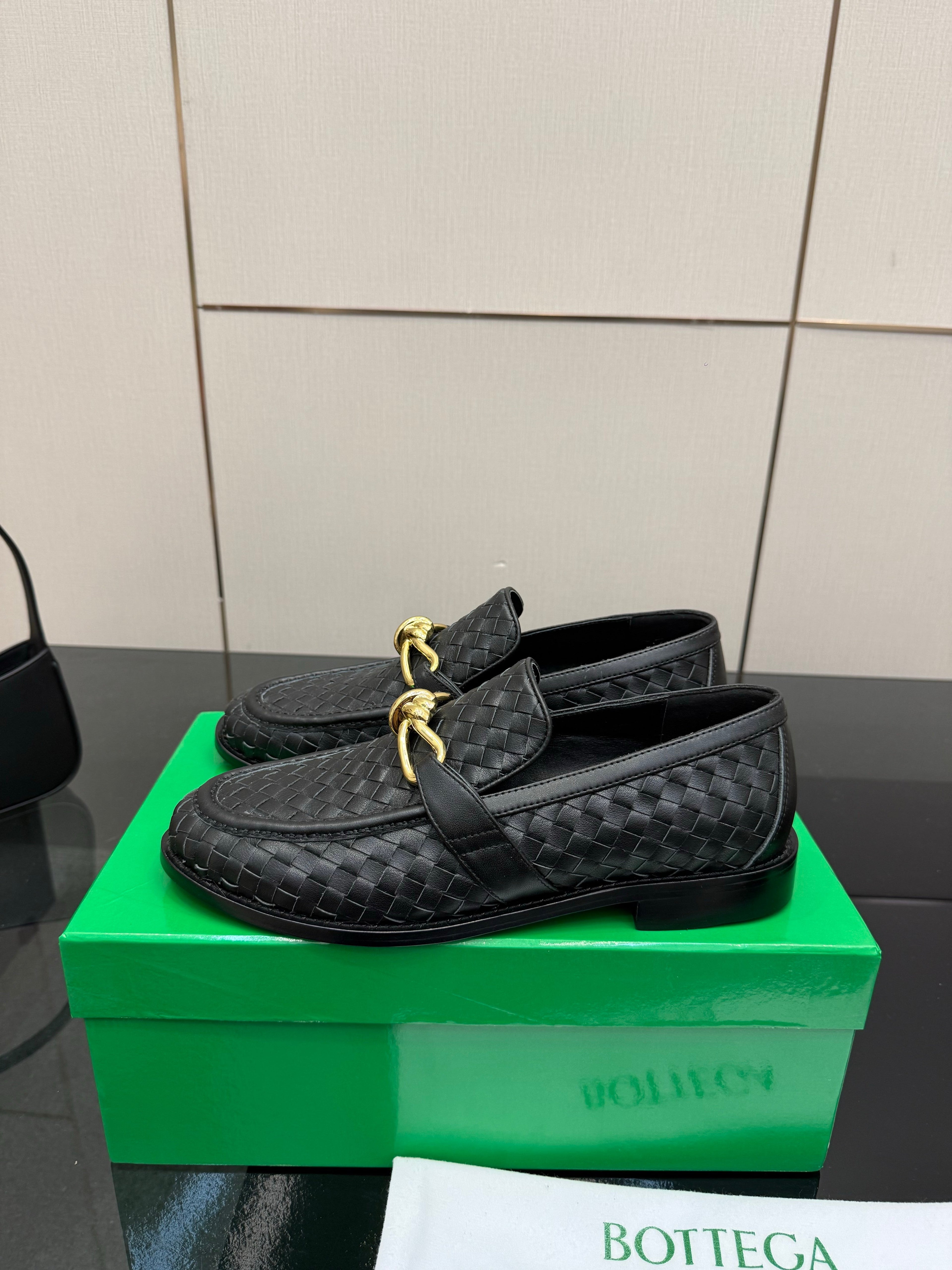 BOTTEGA VENETA 26S LOAFERS IN BLACK TECHNICAL WOVEN CALFSKIN STYLE 4