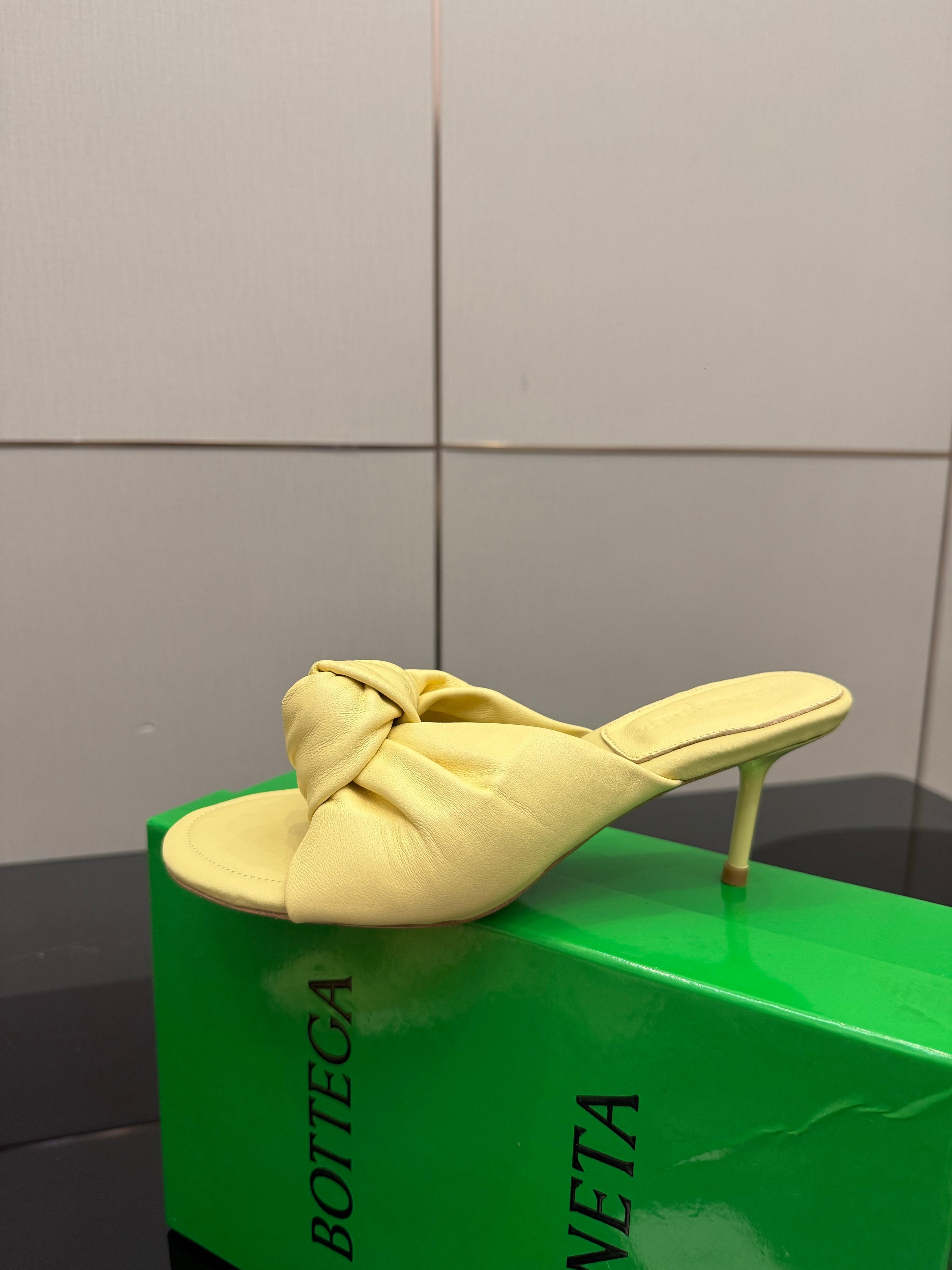 BOTTEGA VENETA 26S KNOT-STRAP HIGH-HEEL SANDALS IN YELLOW LAMBSKIN