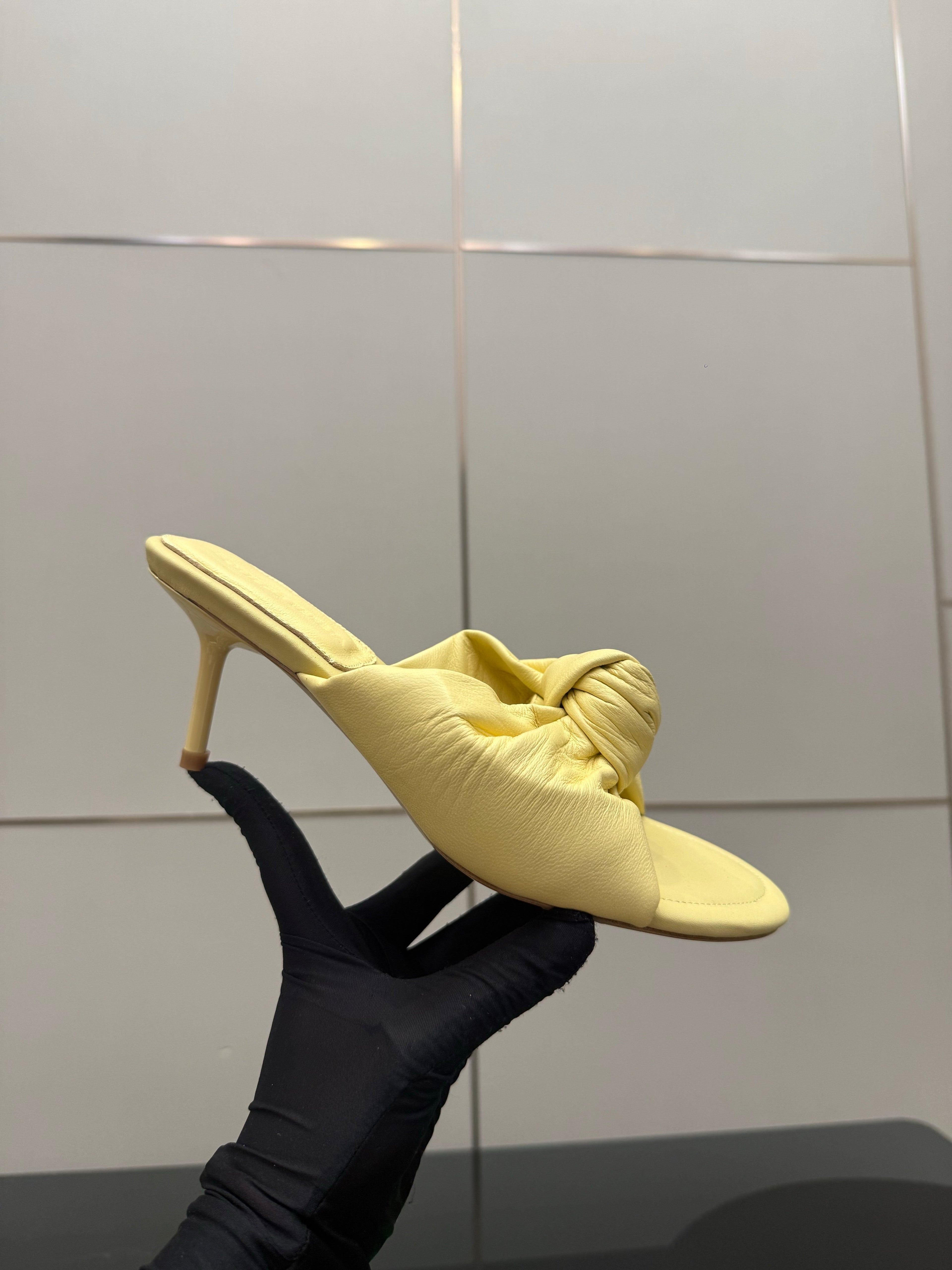 BOTTEGA VENETA 26S KNOT-STRAP HIGH-HEEL SANDALS IN YELLOW LAMBSKIN