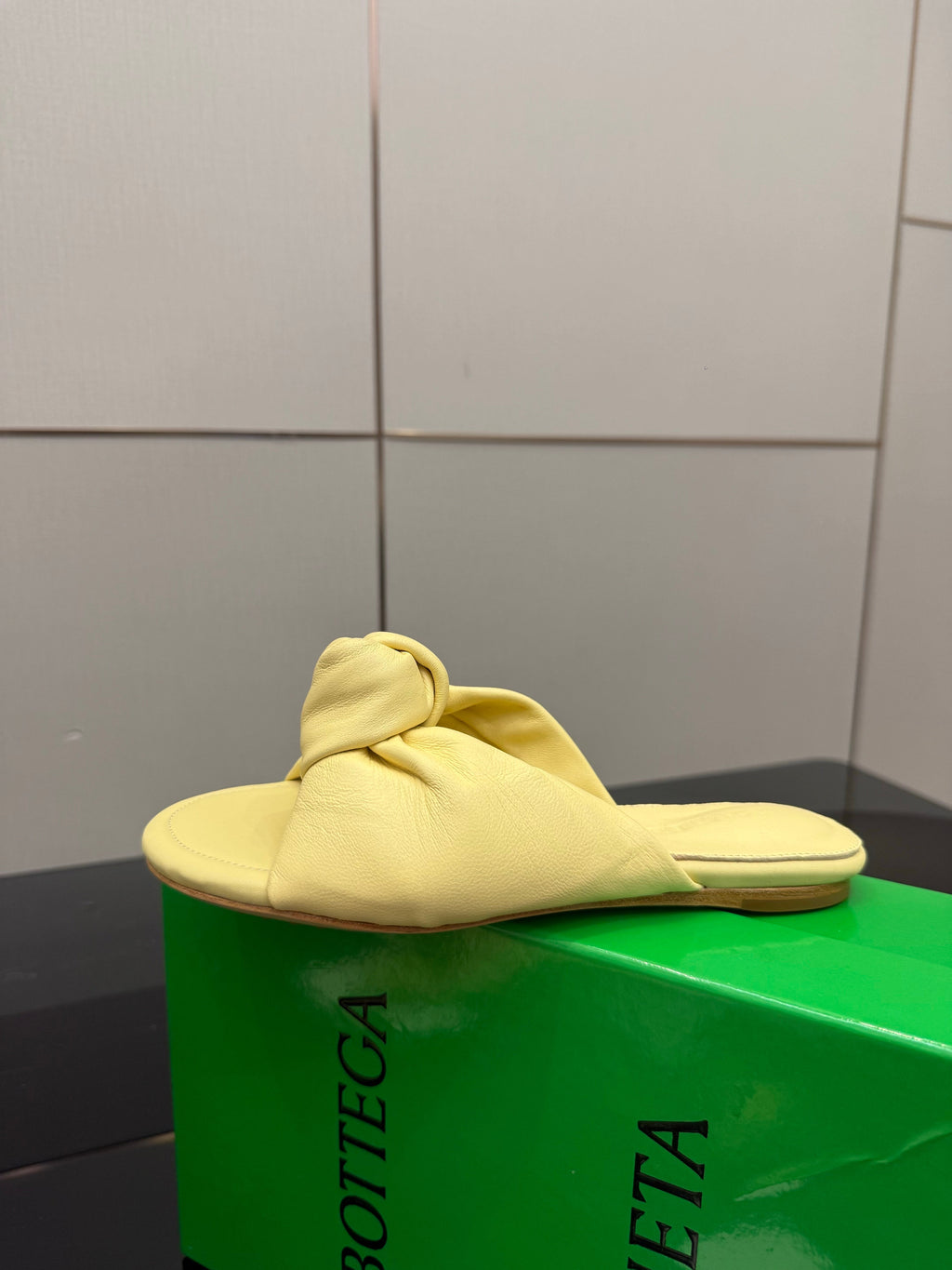 BOTTEGA VENETA 26S SLIDE SANDALS IN YELLOW LAMBSKIN