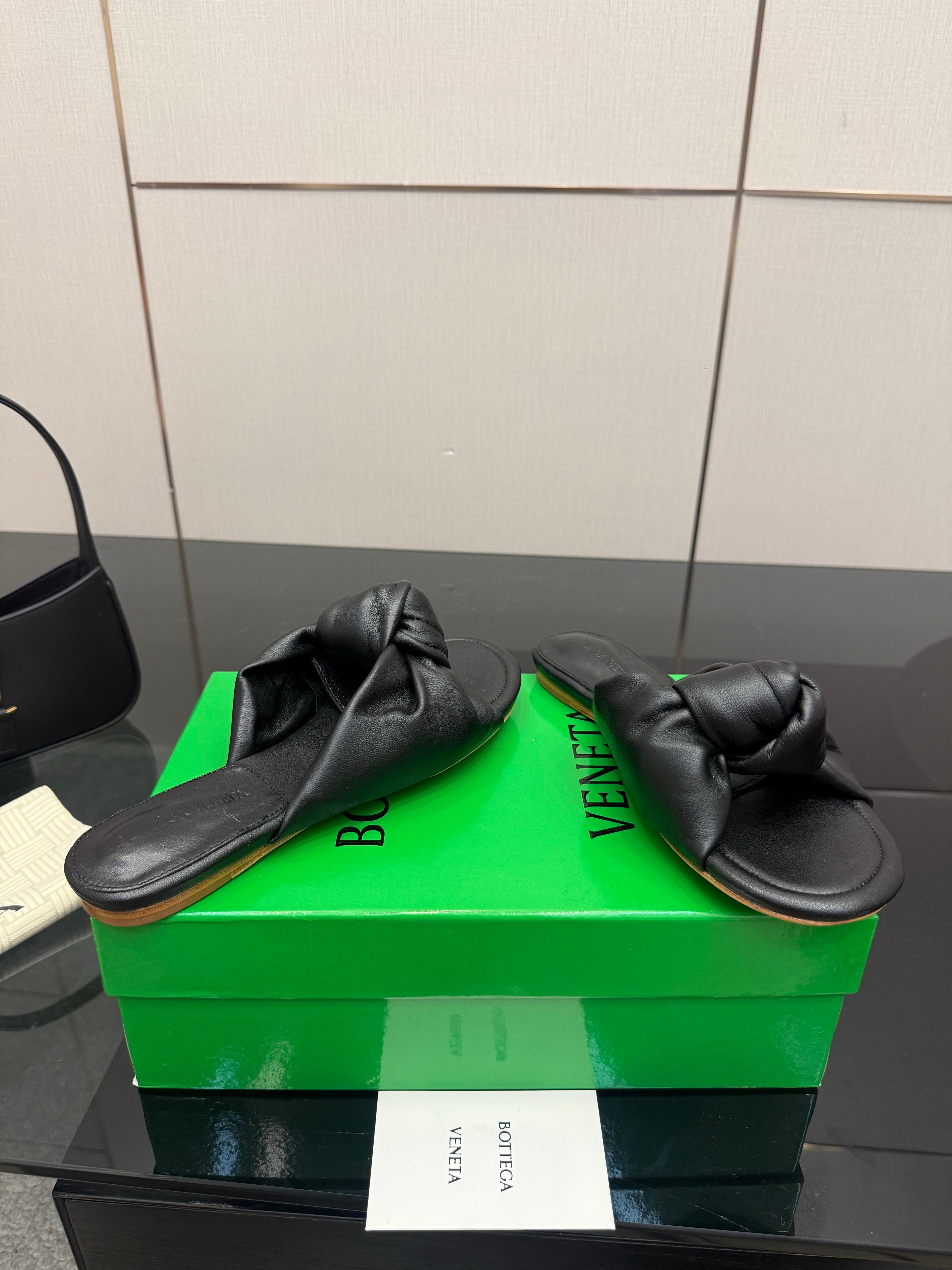 BOTTEGA VENETA 26S SLIDE SANDALS IN BLACK LAMBSKIN