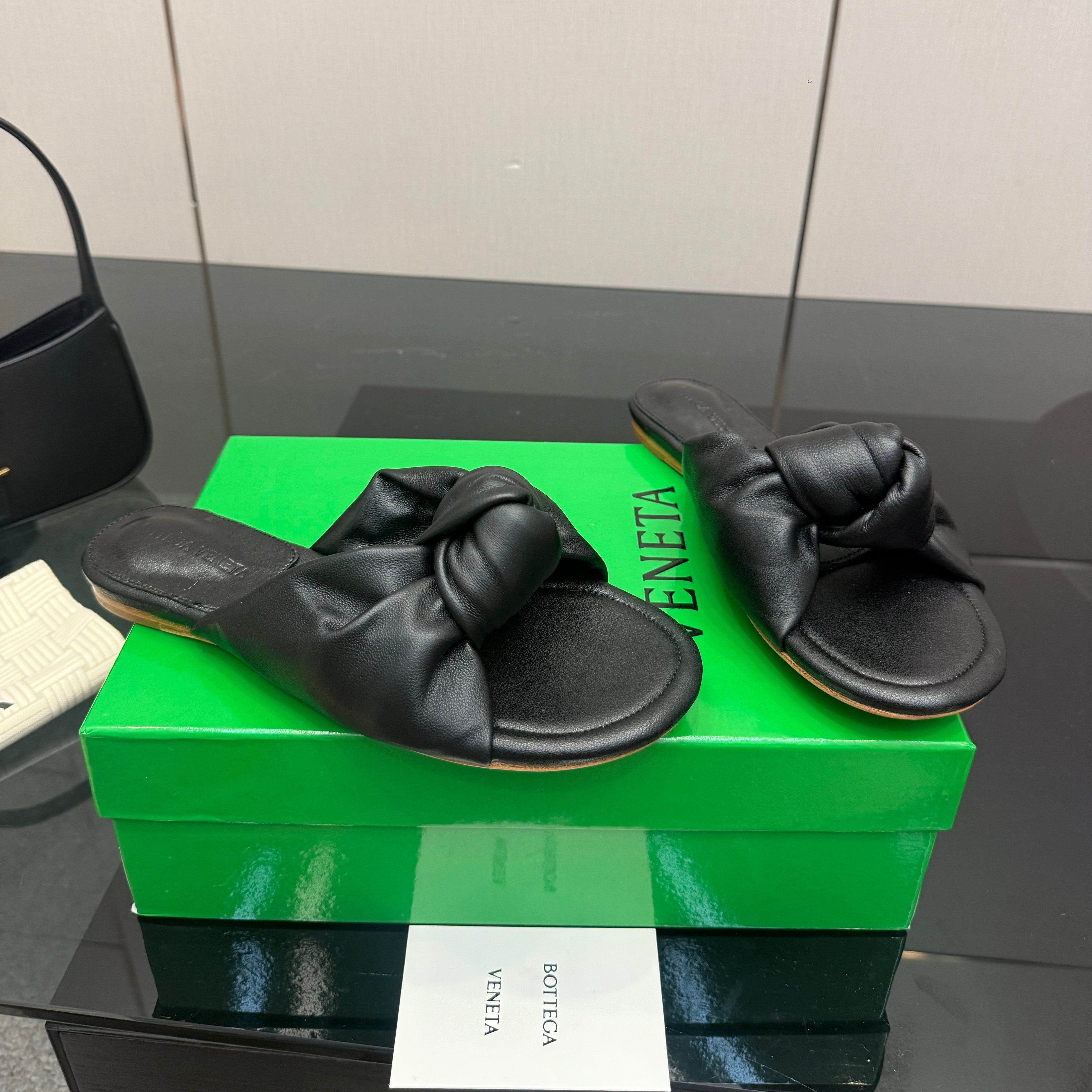 BOTTEGA VENETA 26S SLIDE SANDALS IN BLACK LAMBSKIN