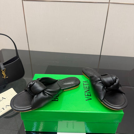 BOTTEGA VENETA 26S SLIDE SANDALS IN BLACK LAMBSKIN