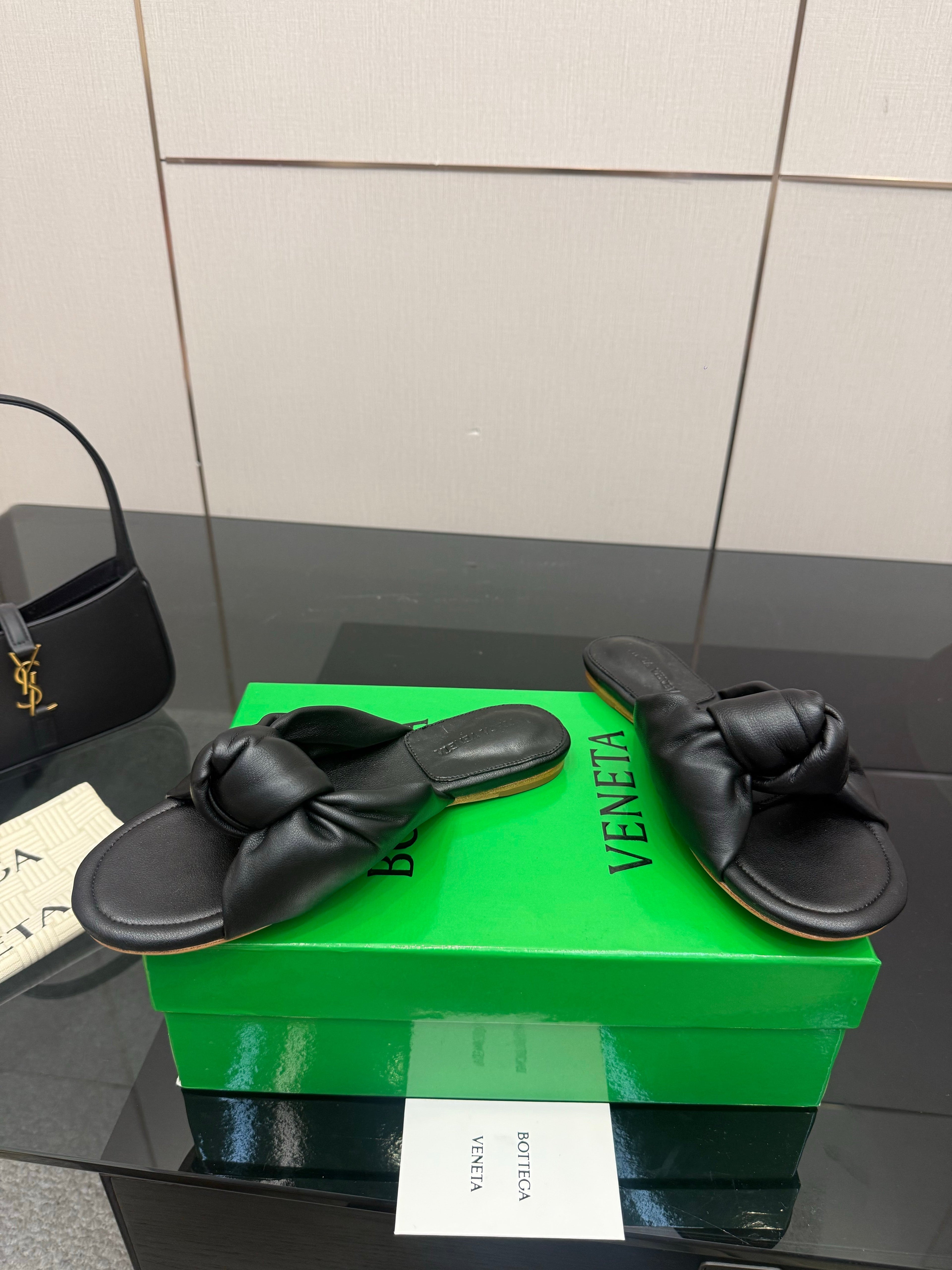 BOTTEGA VENETA 26S SLIDE SANDALS IN BLACK LAMBSKIN