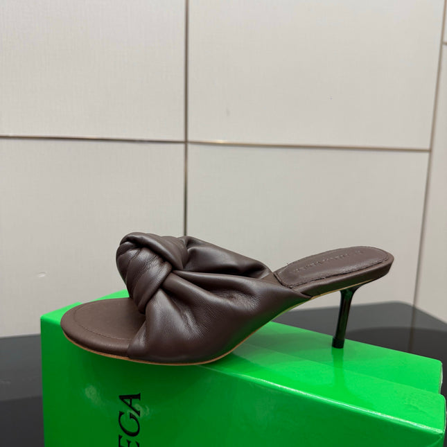 BOTTEGA VENETA 26S KNOT-STRAP HIGH-HEEL SANDALS IN BROWN LAMBSKIN