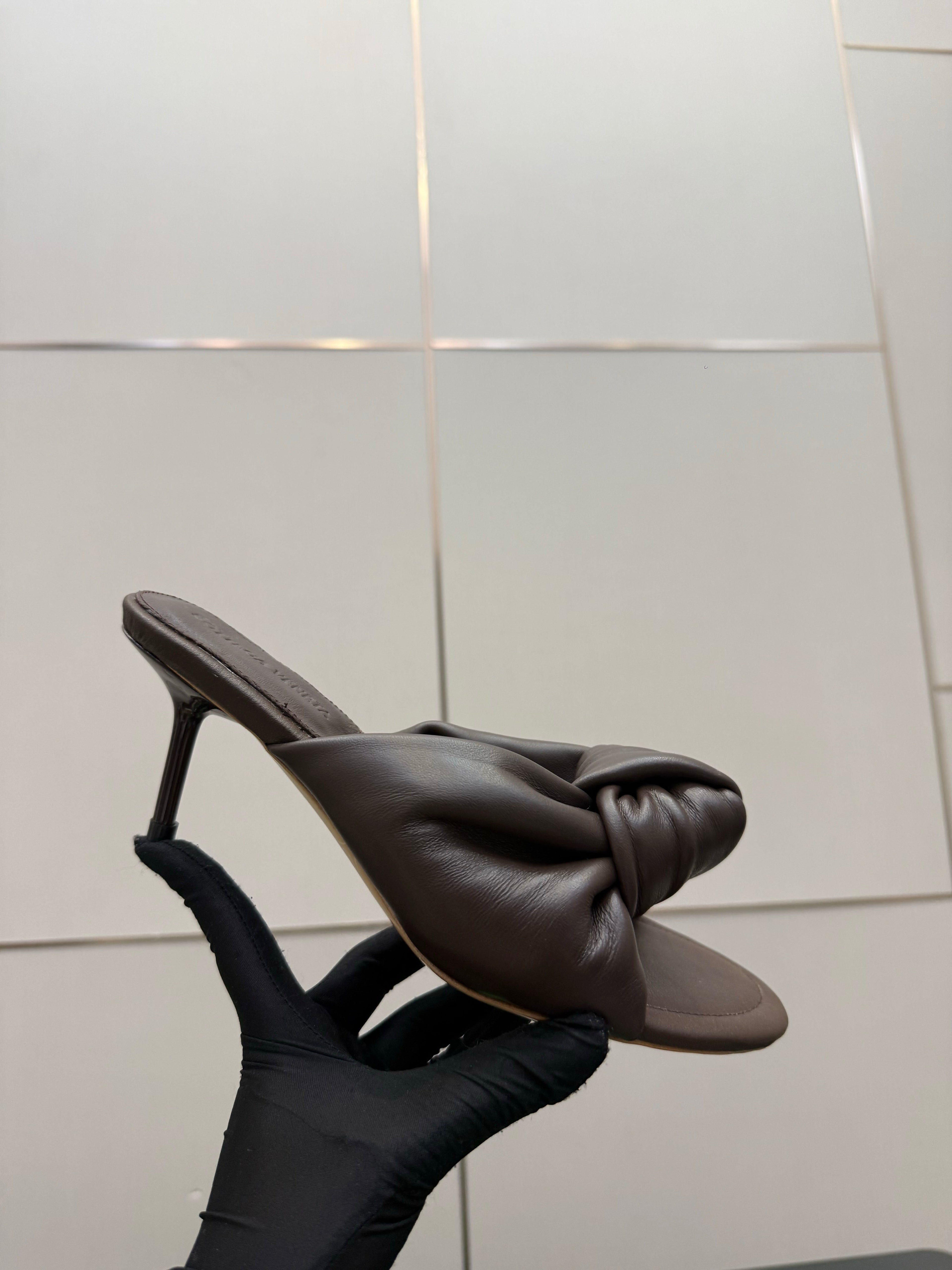 BOTTEGA VENETA 26S KNOT-STRAP HIGH-HEEL SANDALS IN BROWN LAMBSKIN