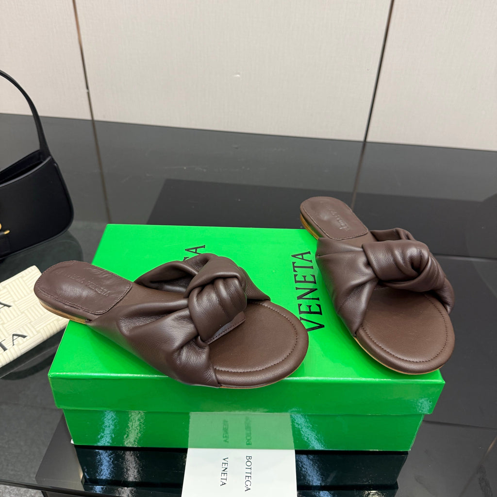 BOTTEGA VENETA 26S SLIDE SANDALS IN BROWN LAMBSKIN