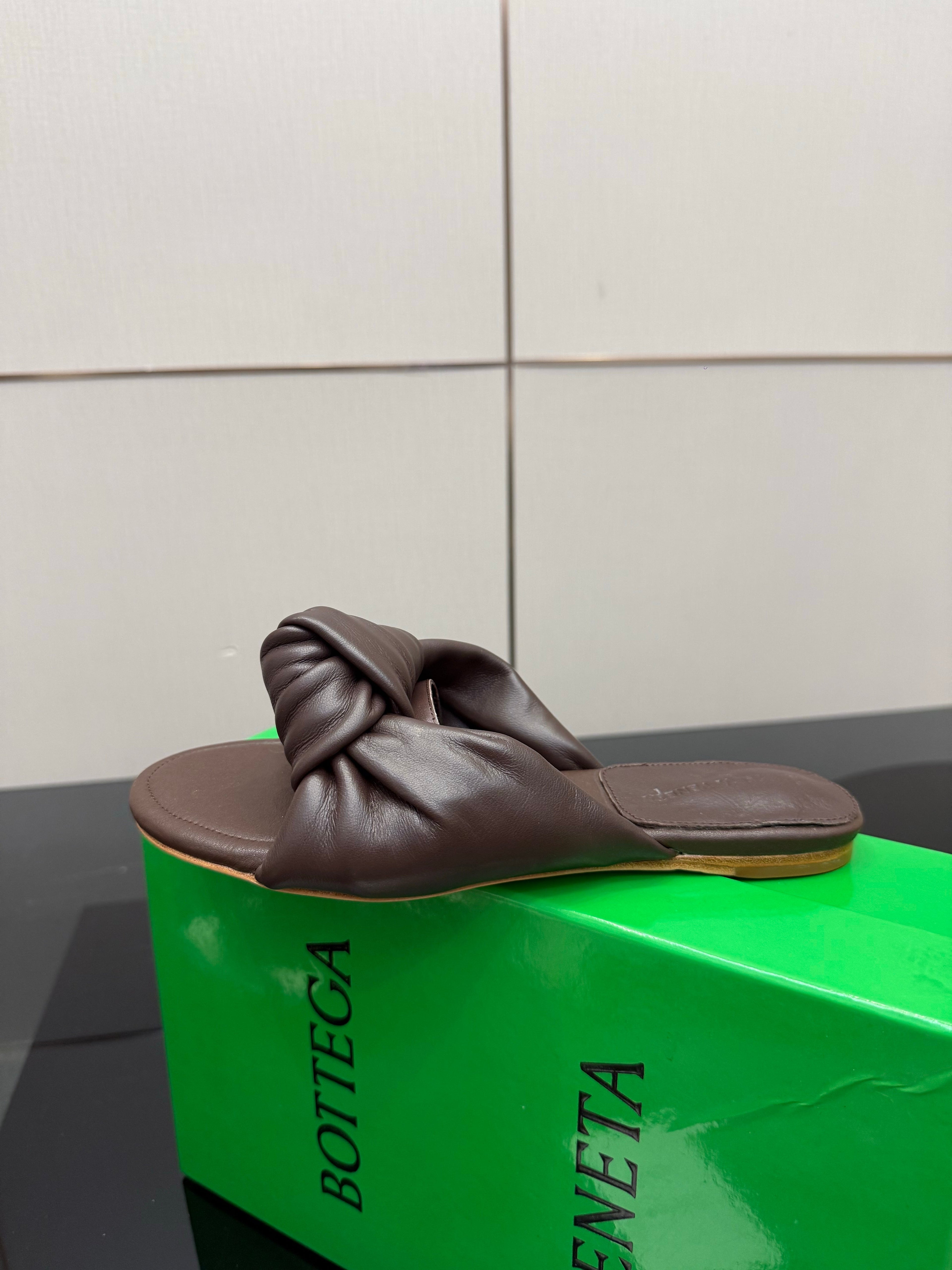 BOTTEGA VENETA 26S SLIDE SANDALS IN BROWN LAMBSKIN