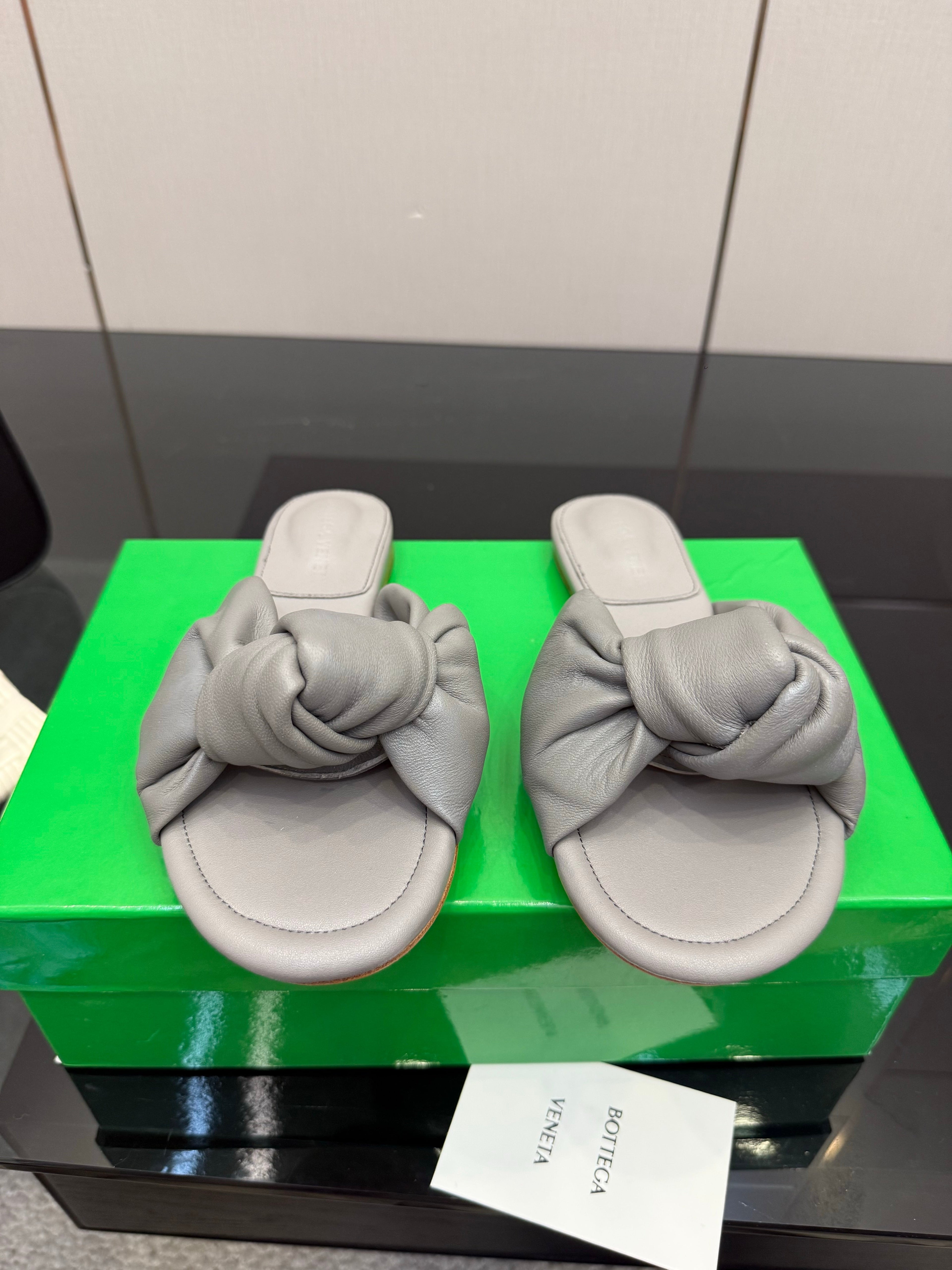 BOTTEGA VENETA 26S SLIDE SANDALS IN DARK GREY LAMBSKIN