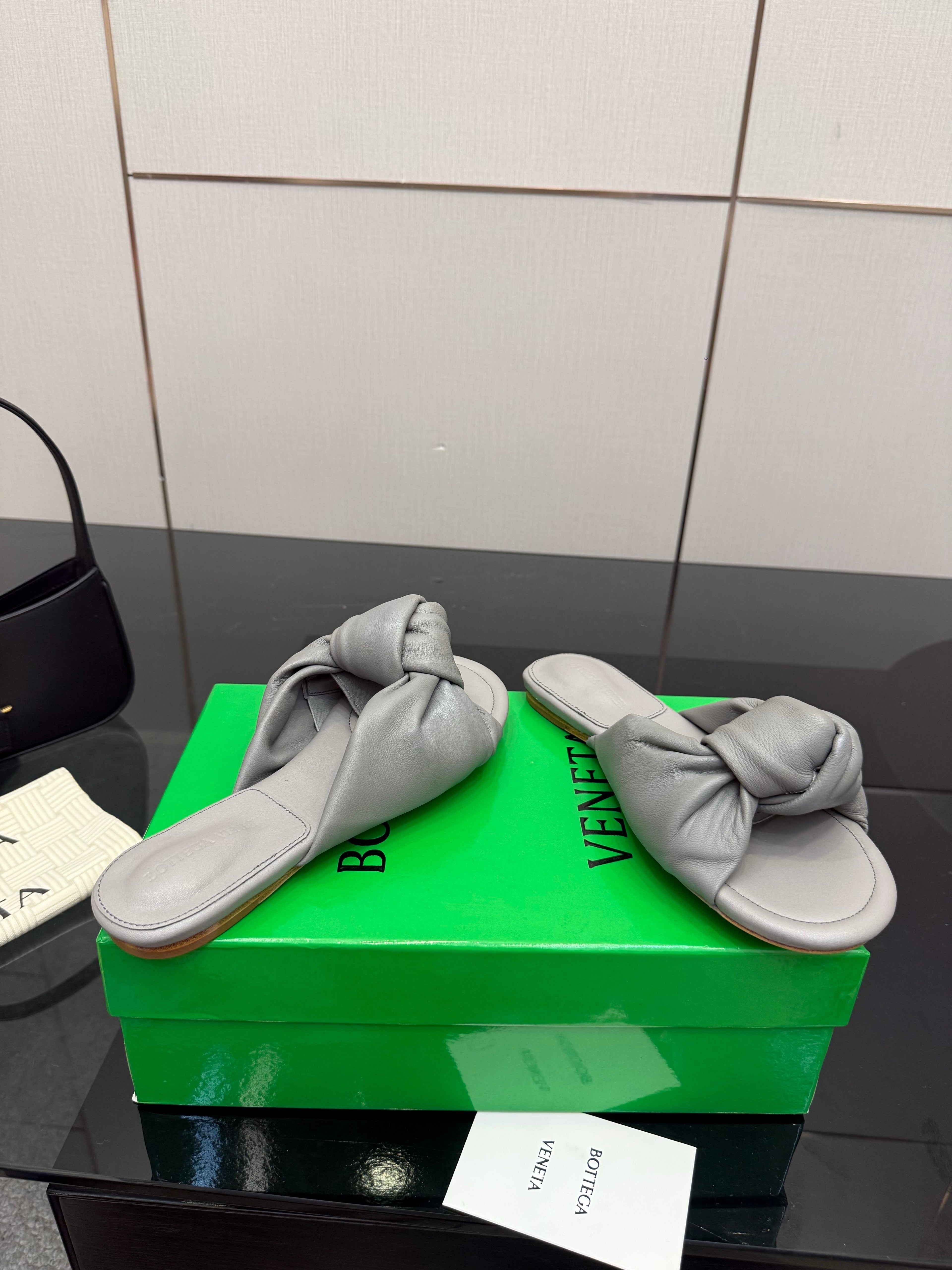 BOTTEGA VENETA 26S SLIDE SANDALS IN DARK GREY LAMBSKIN