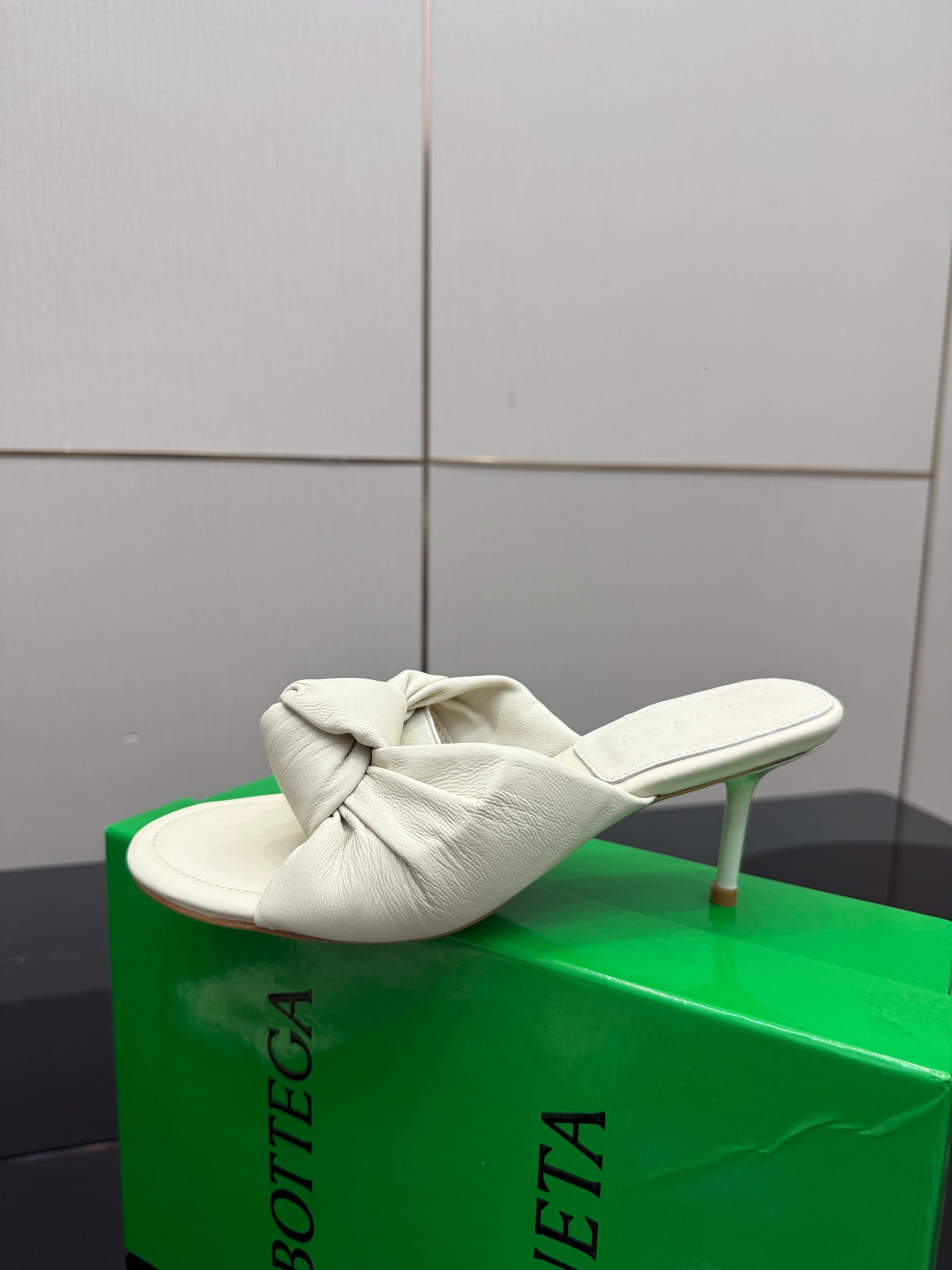 BOTTEGA VENETA 26S KNOT-STRAP HIGH-HEEL SANDALS IN OFF-WHITE LAMBSKIN