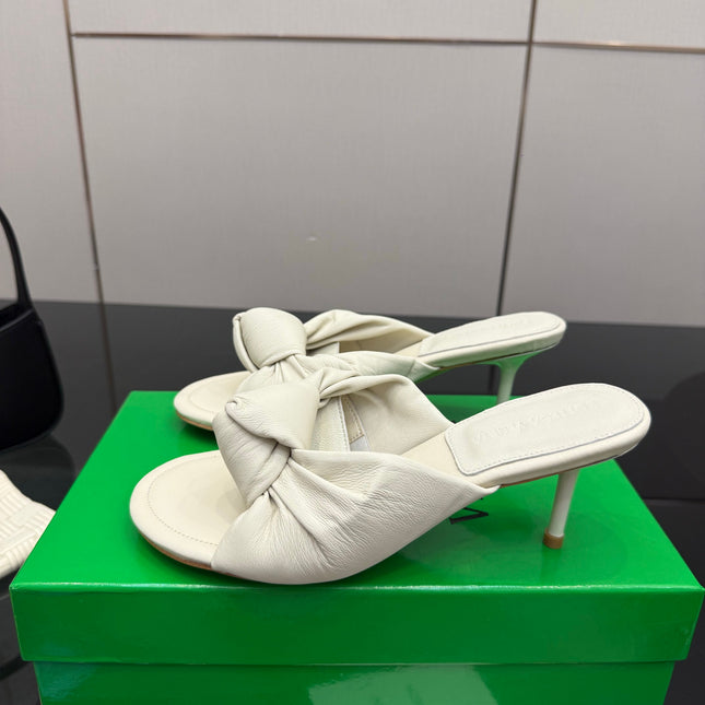 BOTTEGA VENETA 26S KNOT-STRAP HIGH-HEEL SANDALS IN OFF-WHITE LAMBSKIN