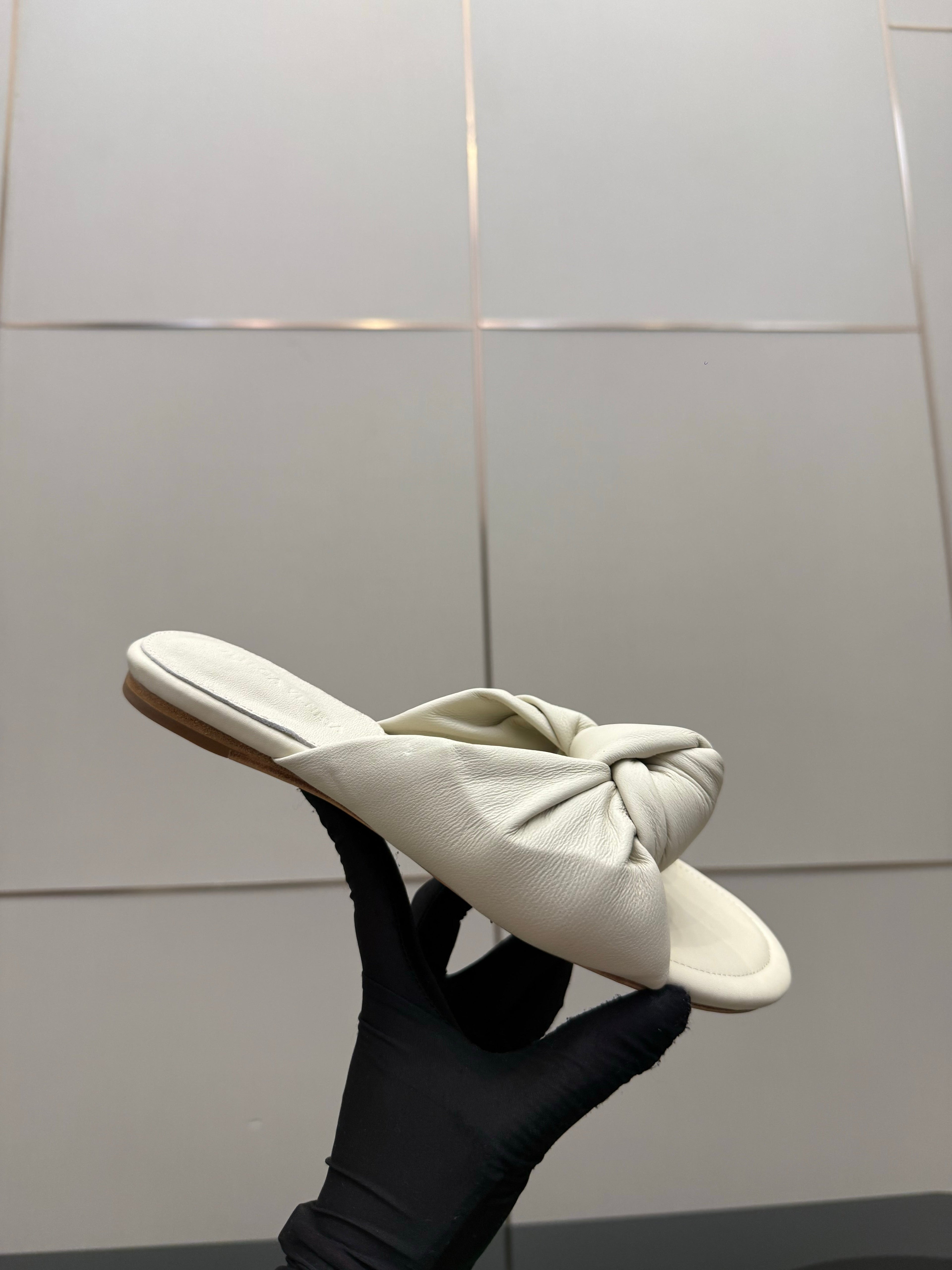BOTTEGA VENETA 26S SLIDE SANDALS IN OFF-WHITE LAMBSKIN
