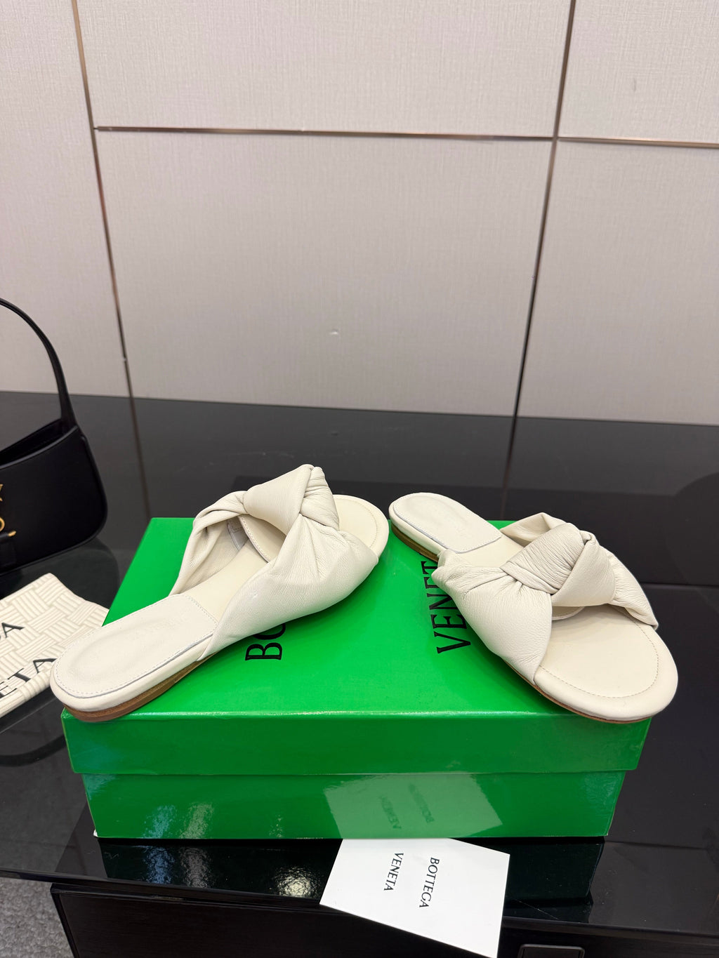BOTTEGA VENETA 26S SLIDE SANDALS IN OFF-WHITE LAMBSKIN