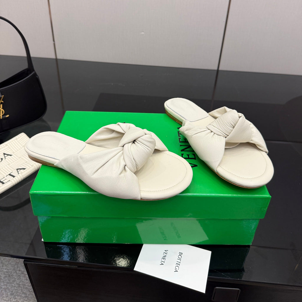 BOTTEGA VENETA 26S SLIDE SANDALS IN OFF-WHITE LAMBSKIN