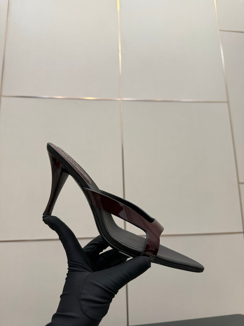 YSL 26S POINTED-TOE SANDALS 90 MM IN DARK RED AND BLACK CALFSKIN