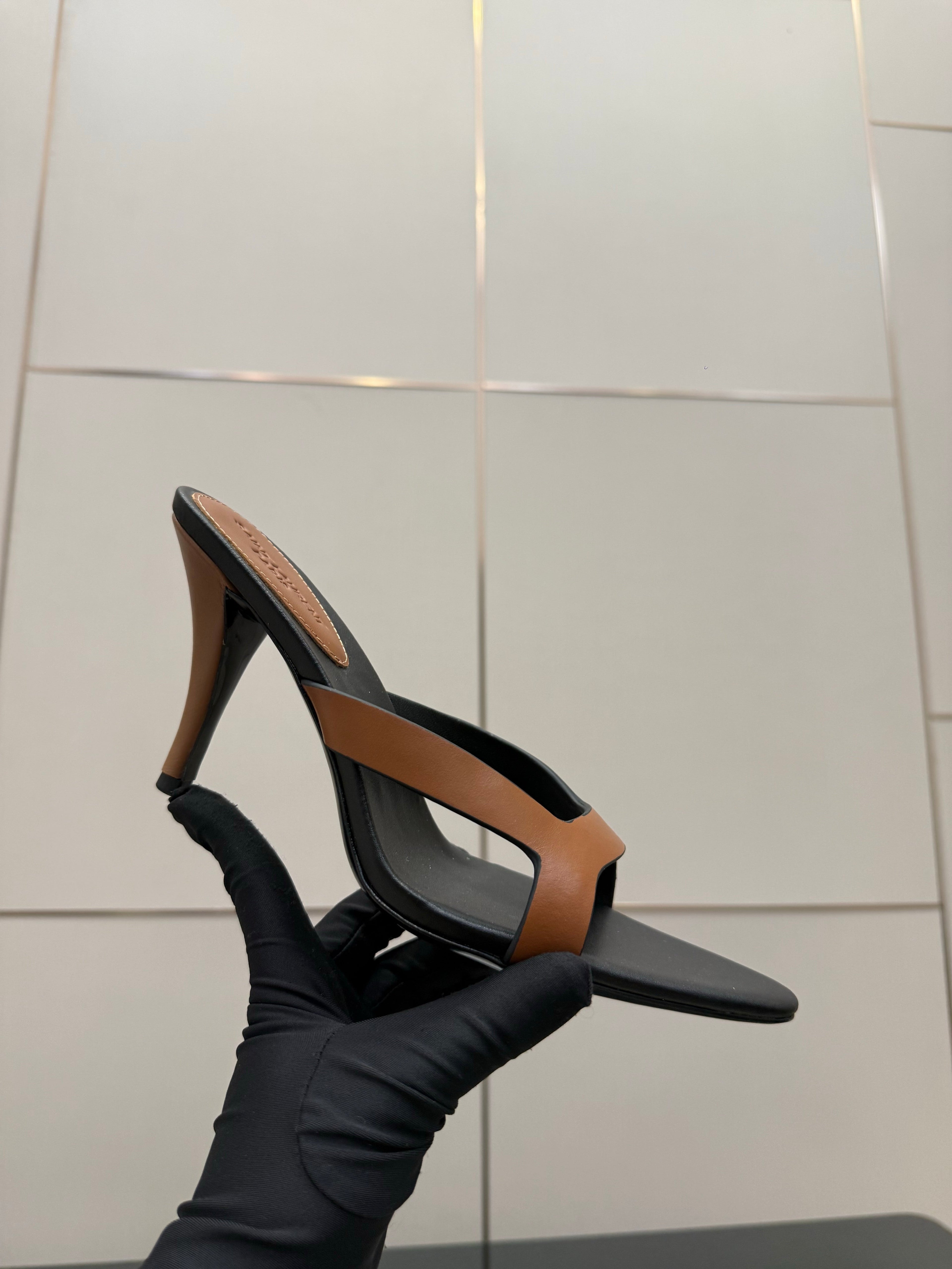 YSL 26S POINTED-TOE SANDALS 90 MM IN BROWN AND BLACK CALFSKIN