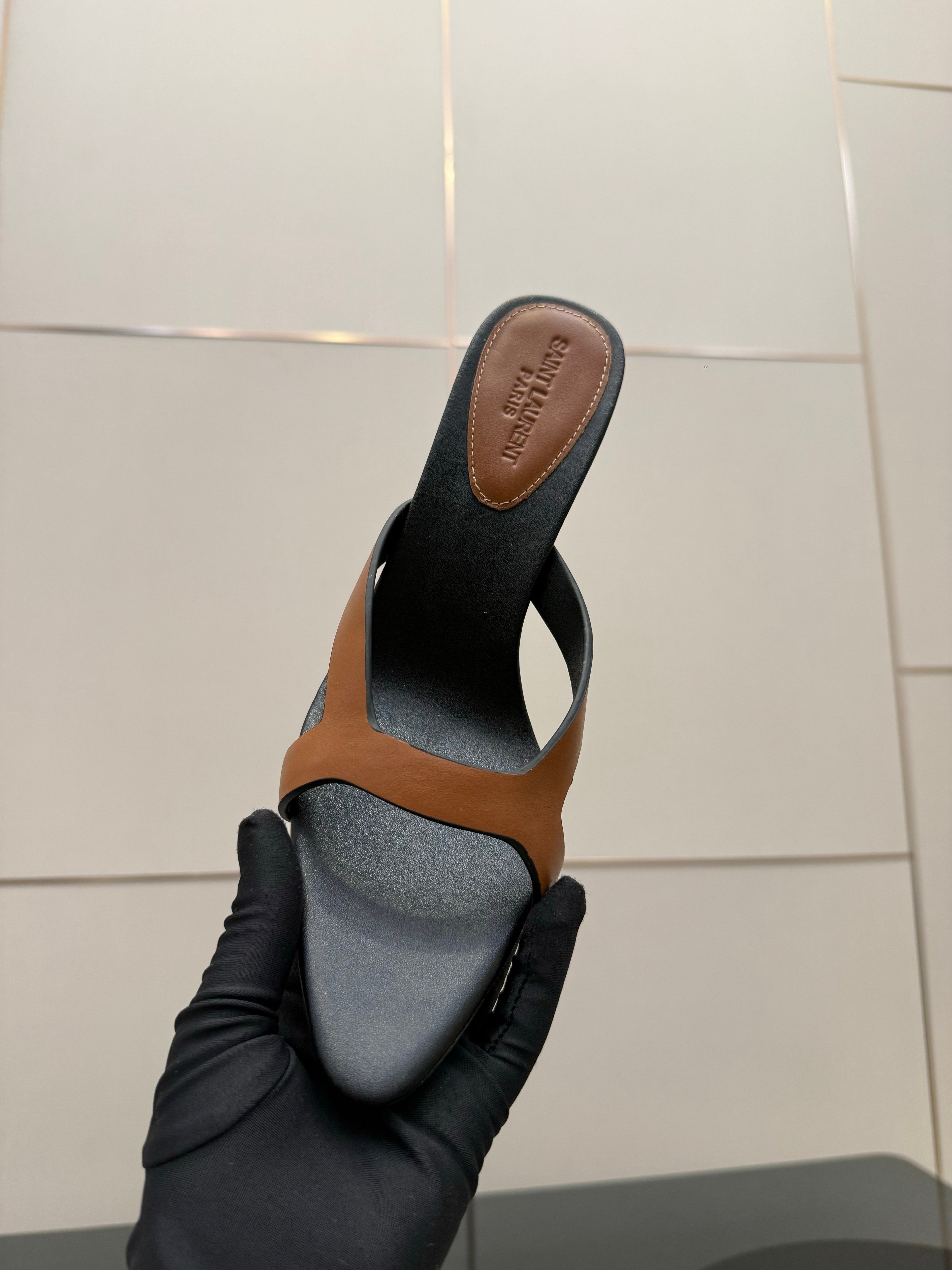 YSL 26S POINTED-TOE SANDALS 90 MM IN BROWN AND BLACK CALFSKIN
