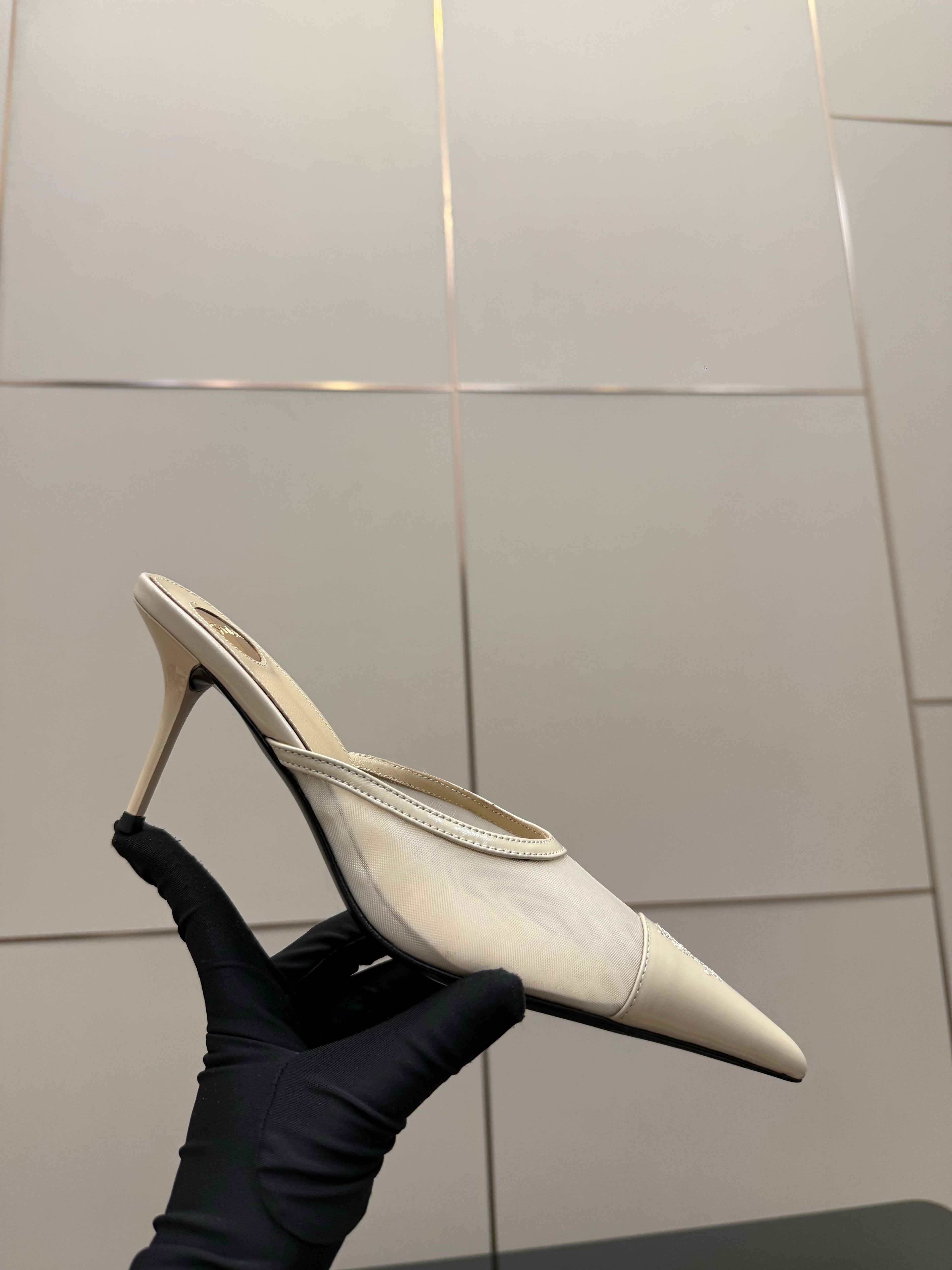 YSL 26S HIGH-HEEL MULES IN BEIGE CALFSKIN AND MESH FABRIC