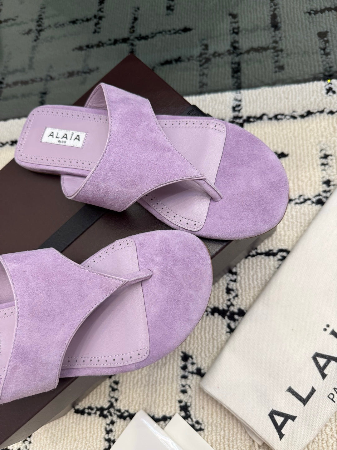 ALAIA 26S THONG MULE SANDALS IN PURPLE SUEDE
