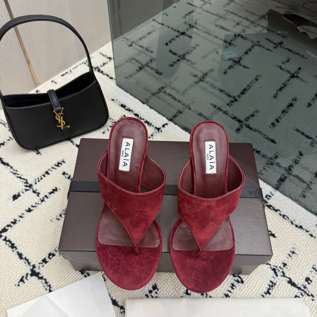 ALAIA 26S HEELED THONG MULE SANDALS IN BURGUNDY SUEDE