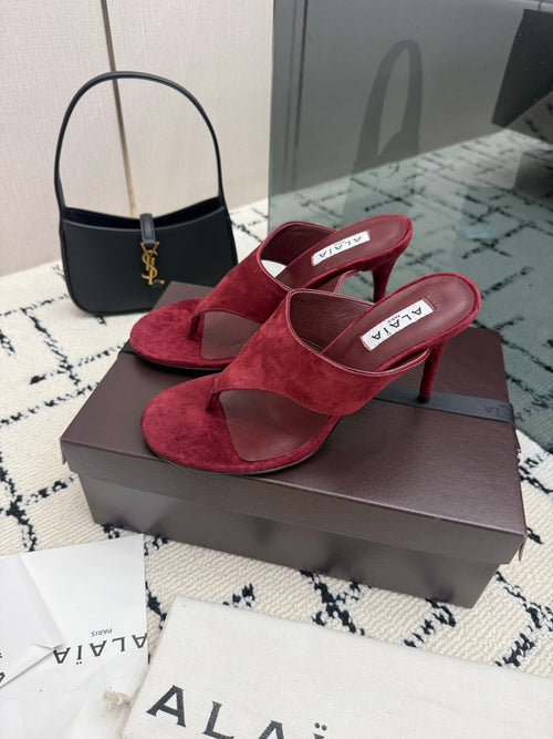ALAIA 26S HEELED THONG MULE SANDALS IN BURGUNDY SUEDE