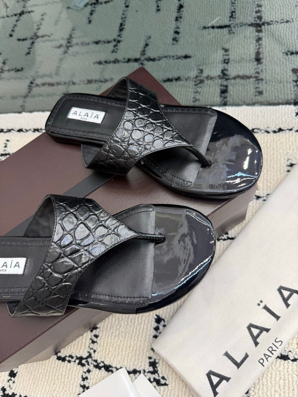 ALAIA 26S THONG MULE SANDALS IN BLACK CALFSKIN