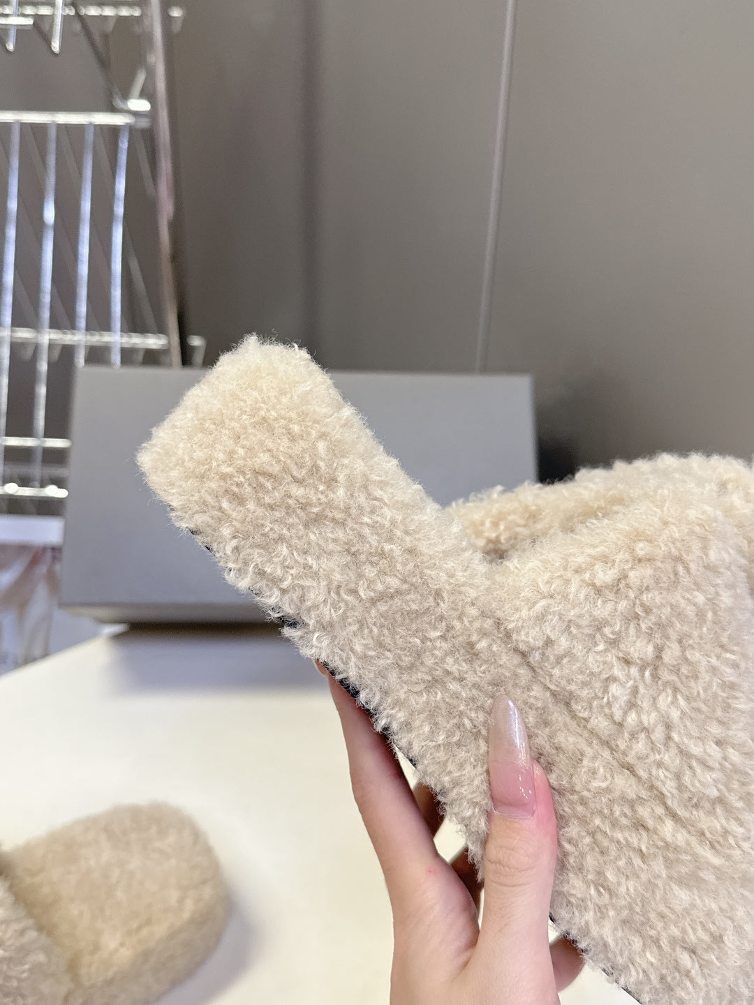 BALENCIAGA 25S SLIPPERS IN BEIGE FAUX SHEARLING