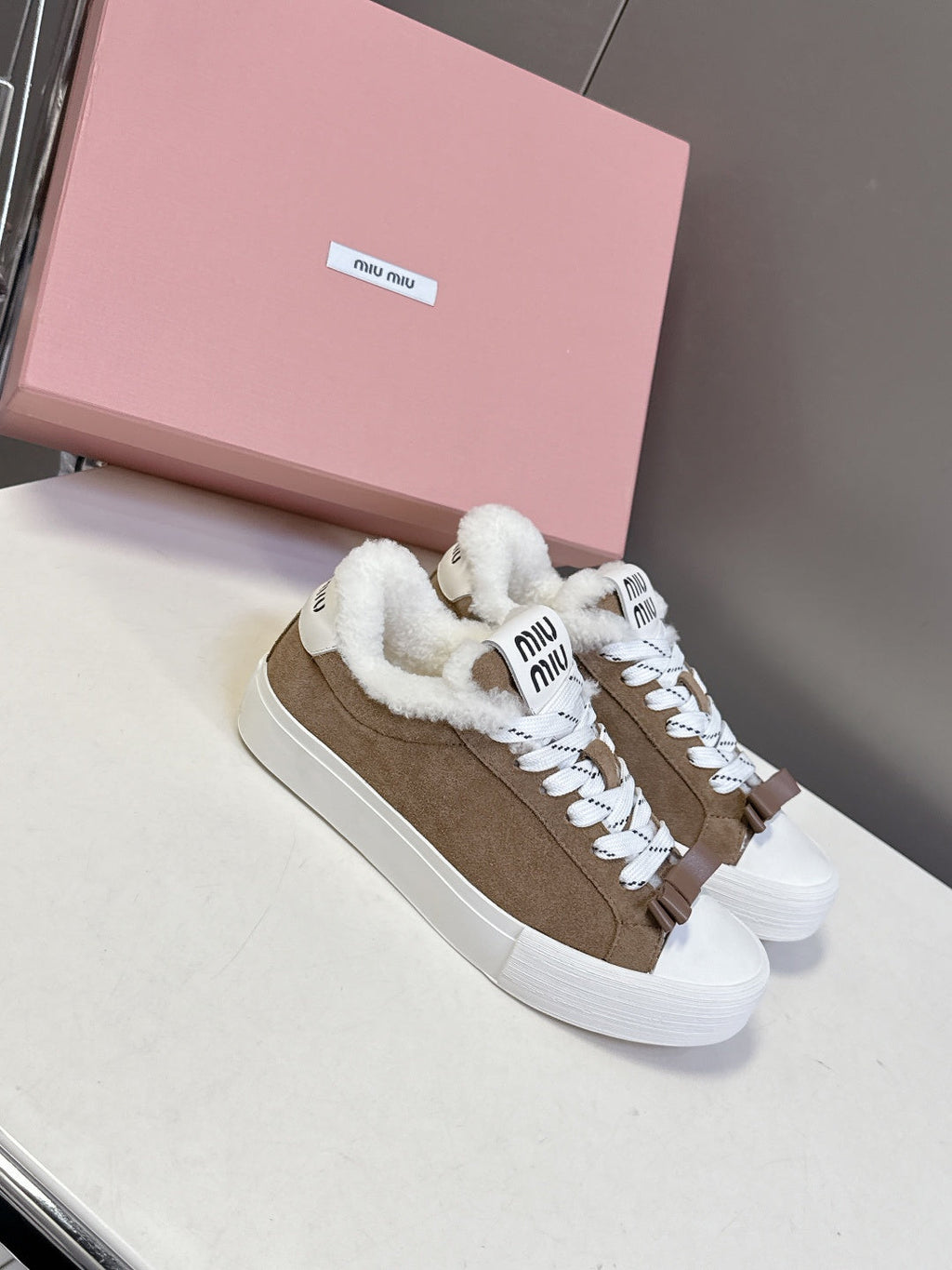 MIUMIU 25S SNEAKERS IN EARTH BROWN SUEDE WITH SHEARLING