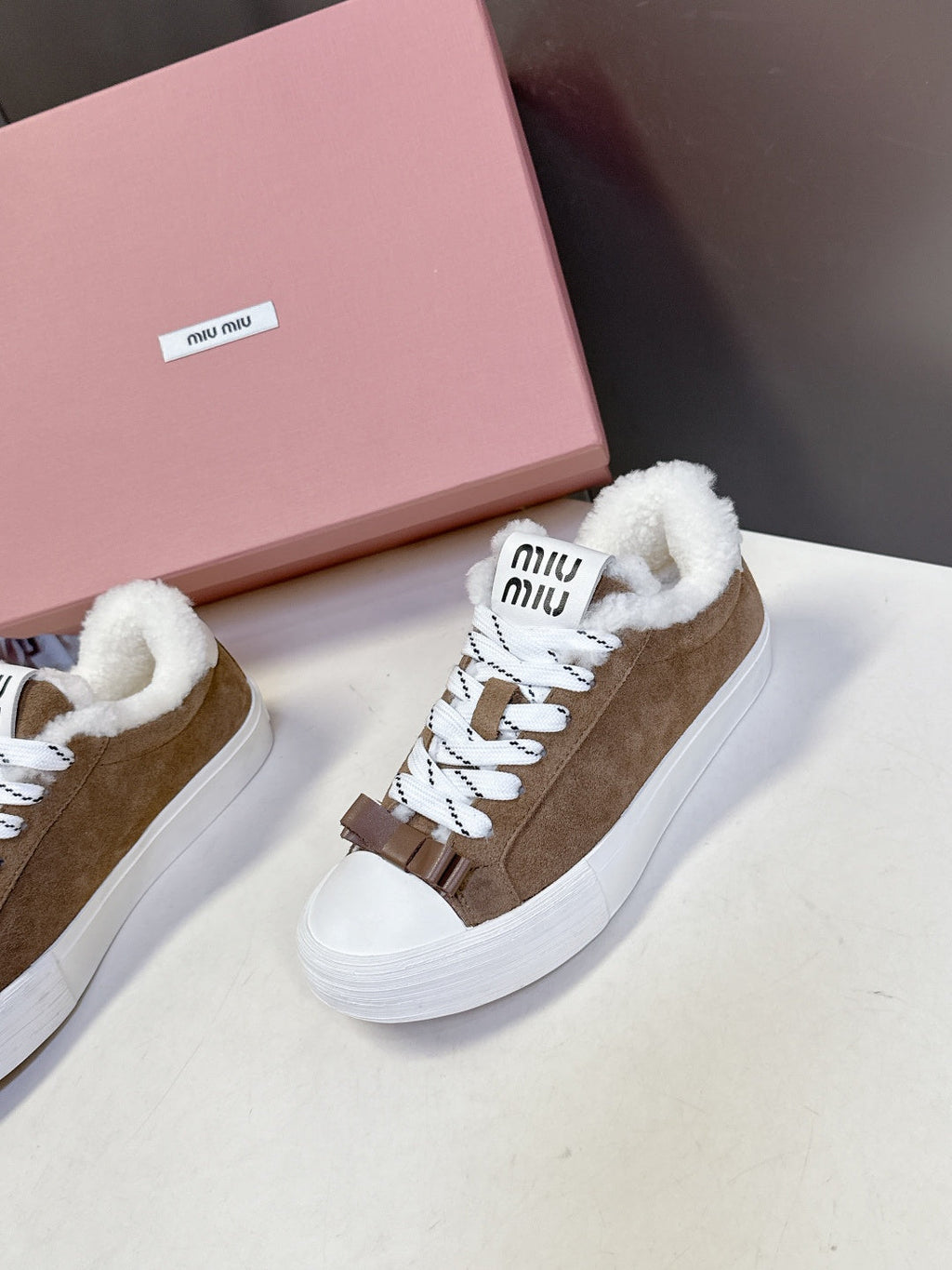 MIUMIU 25S SNEAKERS IN EARTH BROWN SUEDE WITH SHEARLING