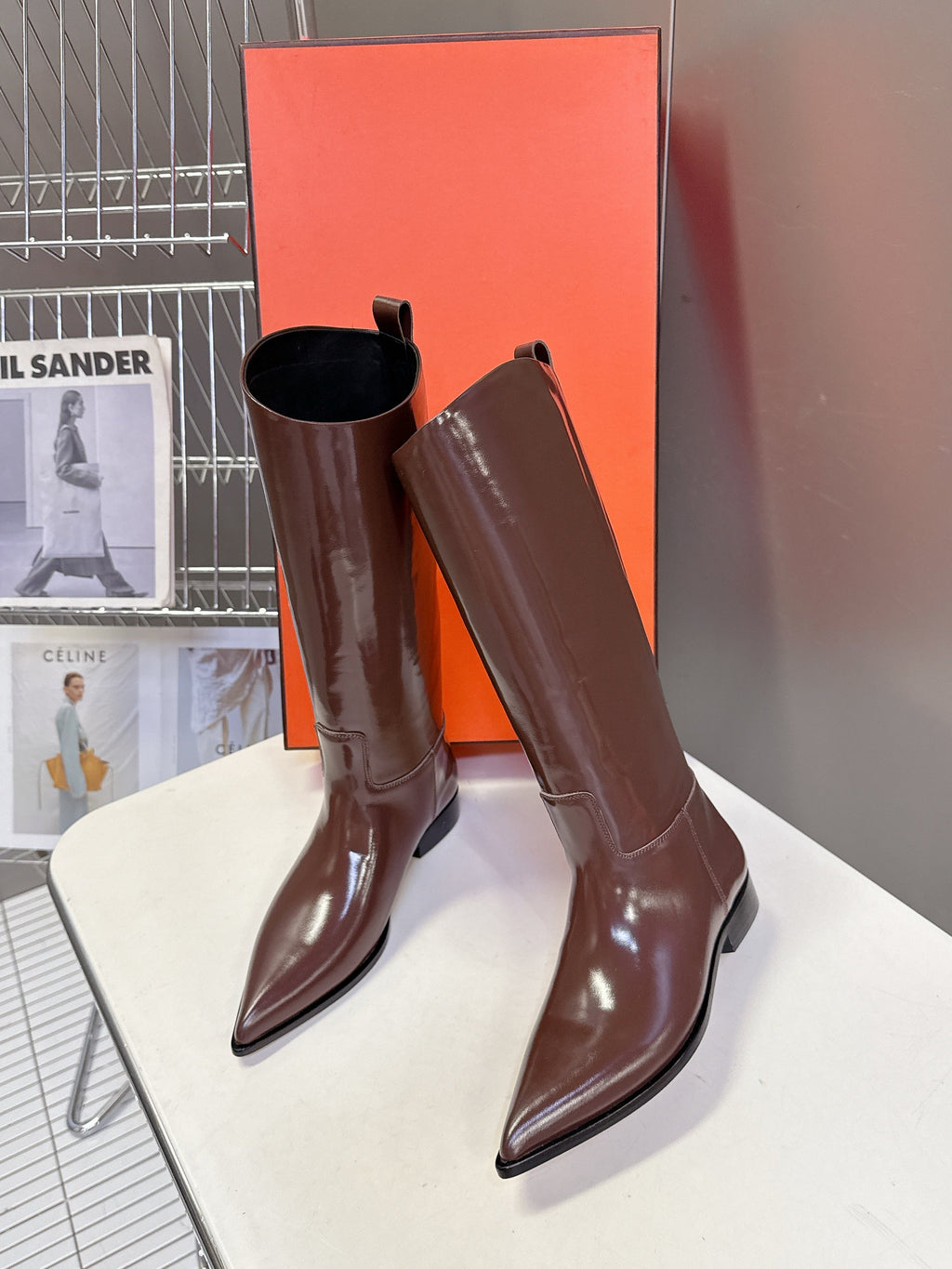 HM 25S POINTED-TOE KNEE-HIGH BOOTS IN BROWN GLOSSY LAMBSKIN