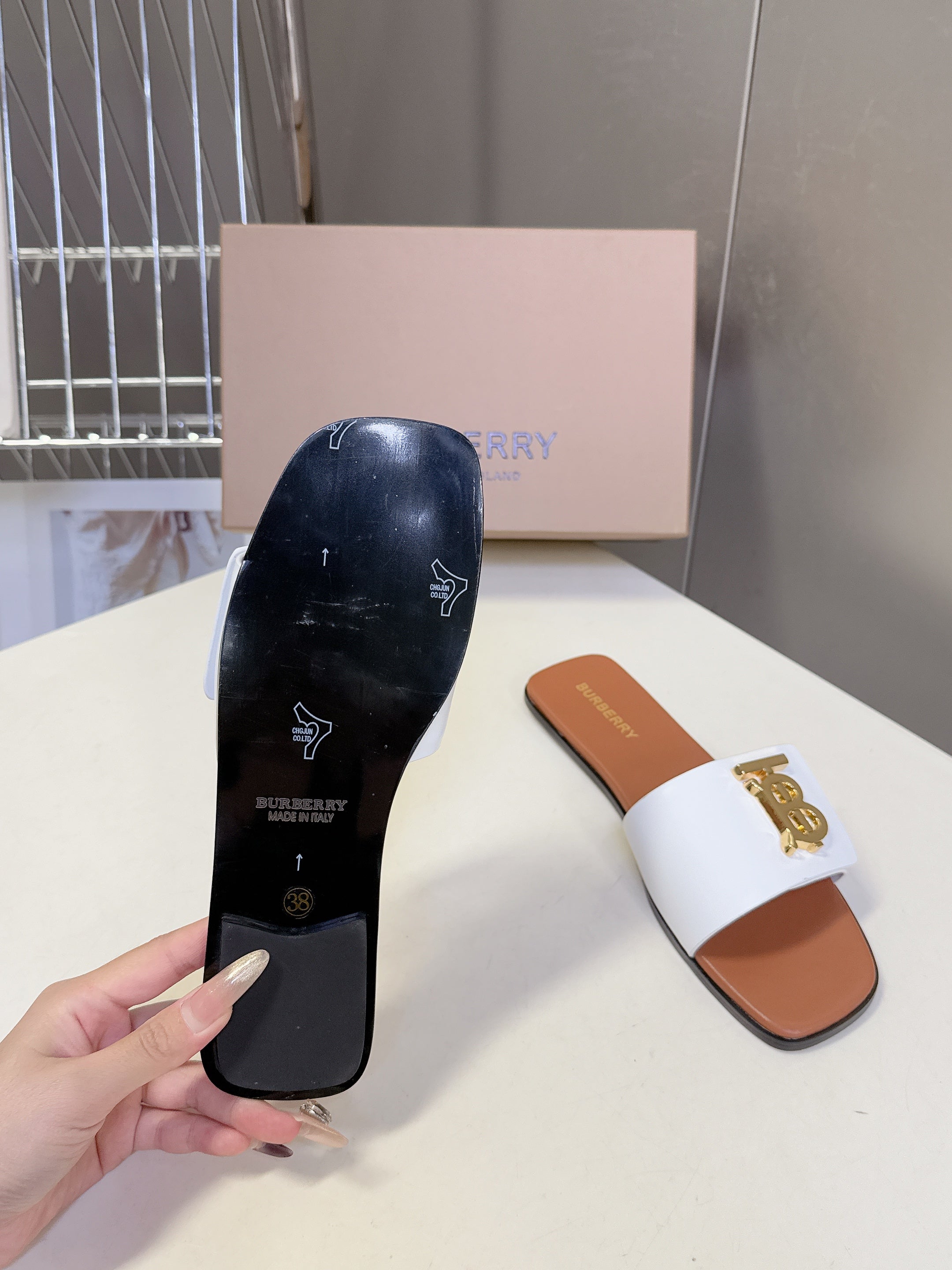 BURBERRY 26S FLAT SLIDE SANDALS IN WHITE AND CARAMEL BROWN CALFSKIN GOLD HARDWARE