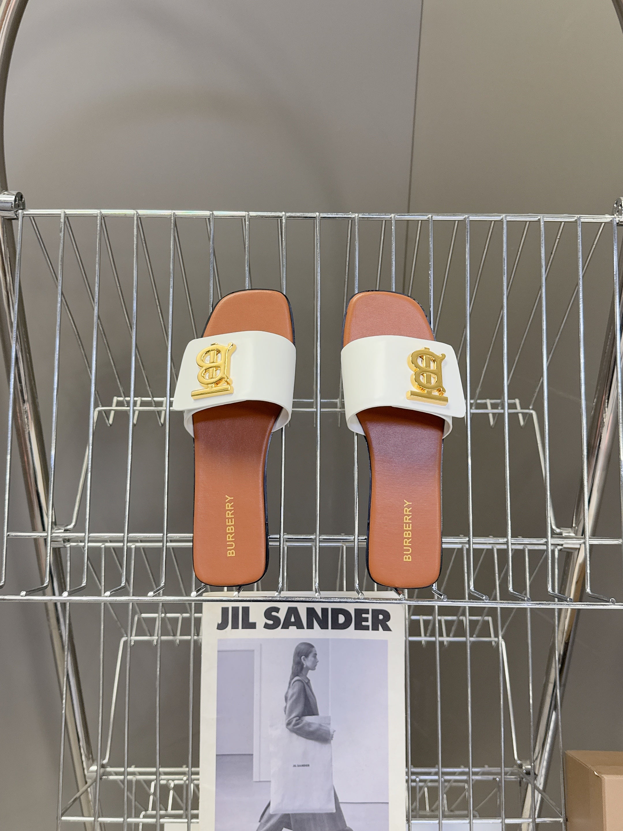 BURBERRY 26S FLAT SLIDE SANDALS IN WHITE AND CARAMEL BROWN CALFSKIN GOLD HARDWARE