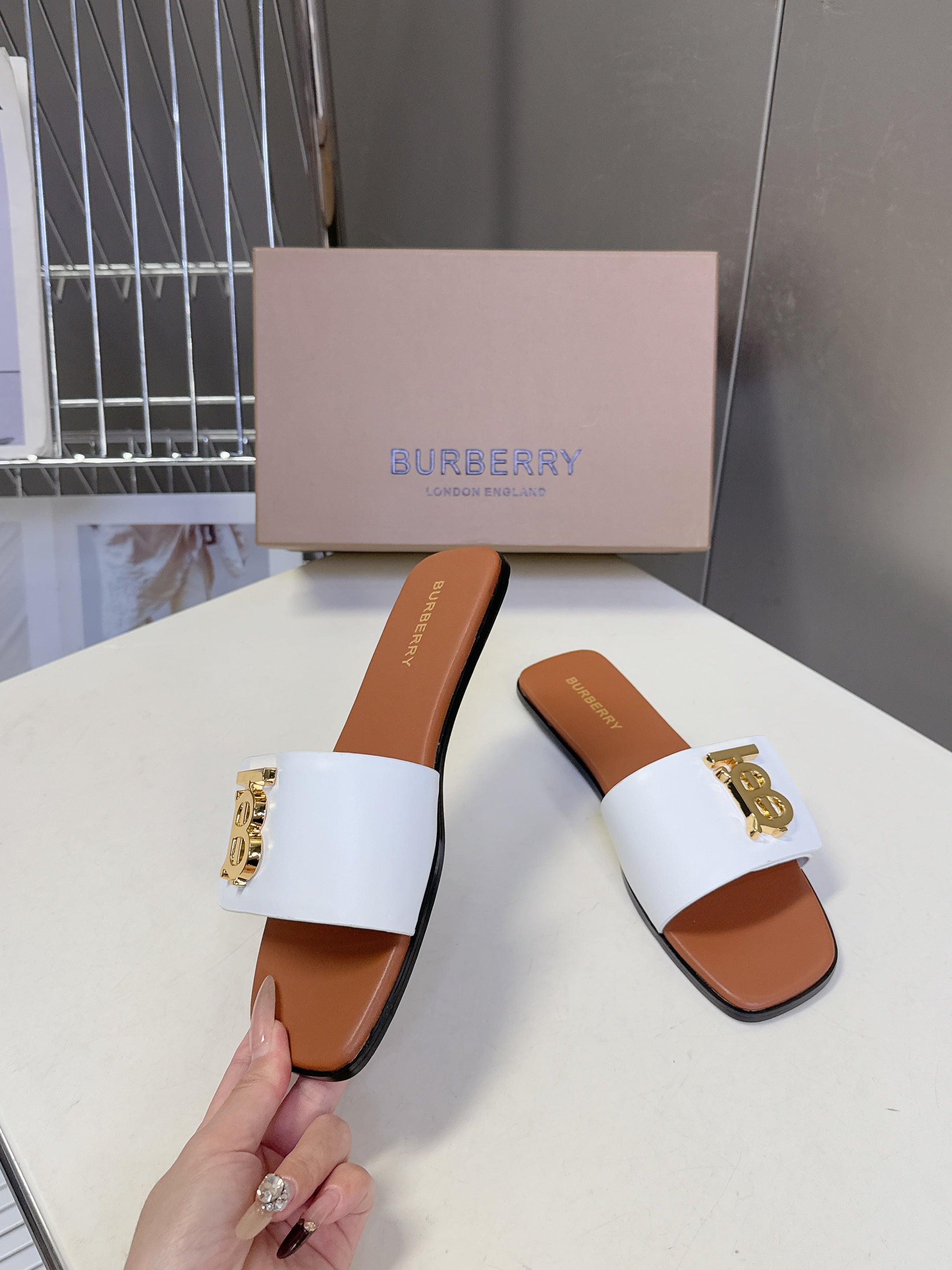 BURBERRY 26S FLAT SLIDE SANDALS IN WHITE AND CARAMEL BROWN CALFSKIN GOLD HARDWARE