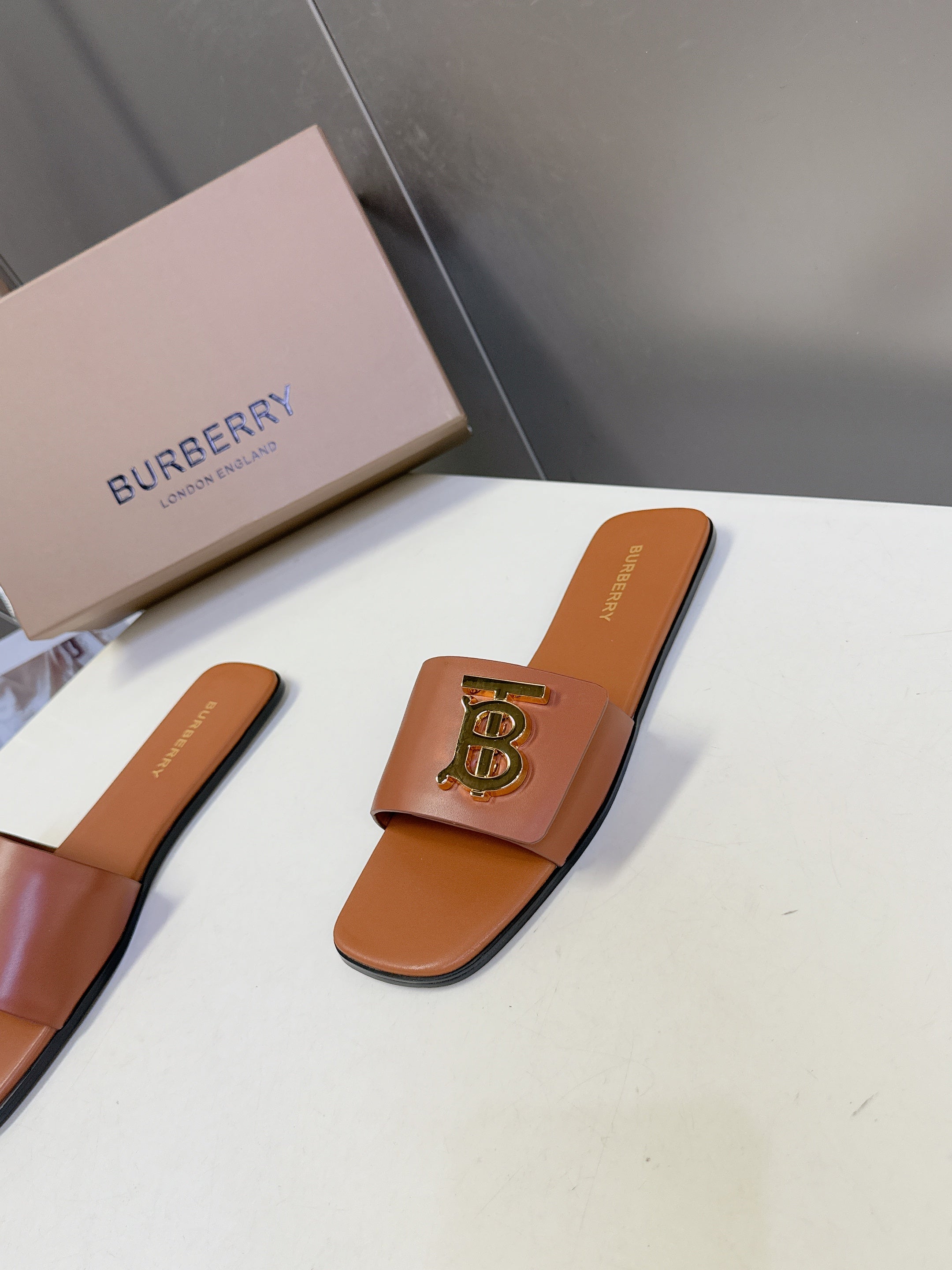 BURBERRY 26S FLAT SLIDE SANDALS IN CARAMEL BROWN CALFSKIN GOLD HARDWARE