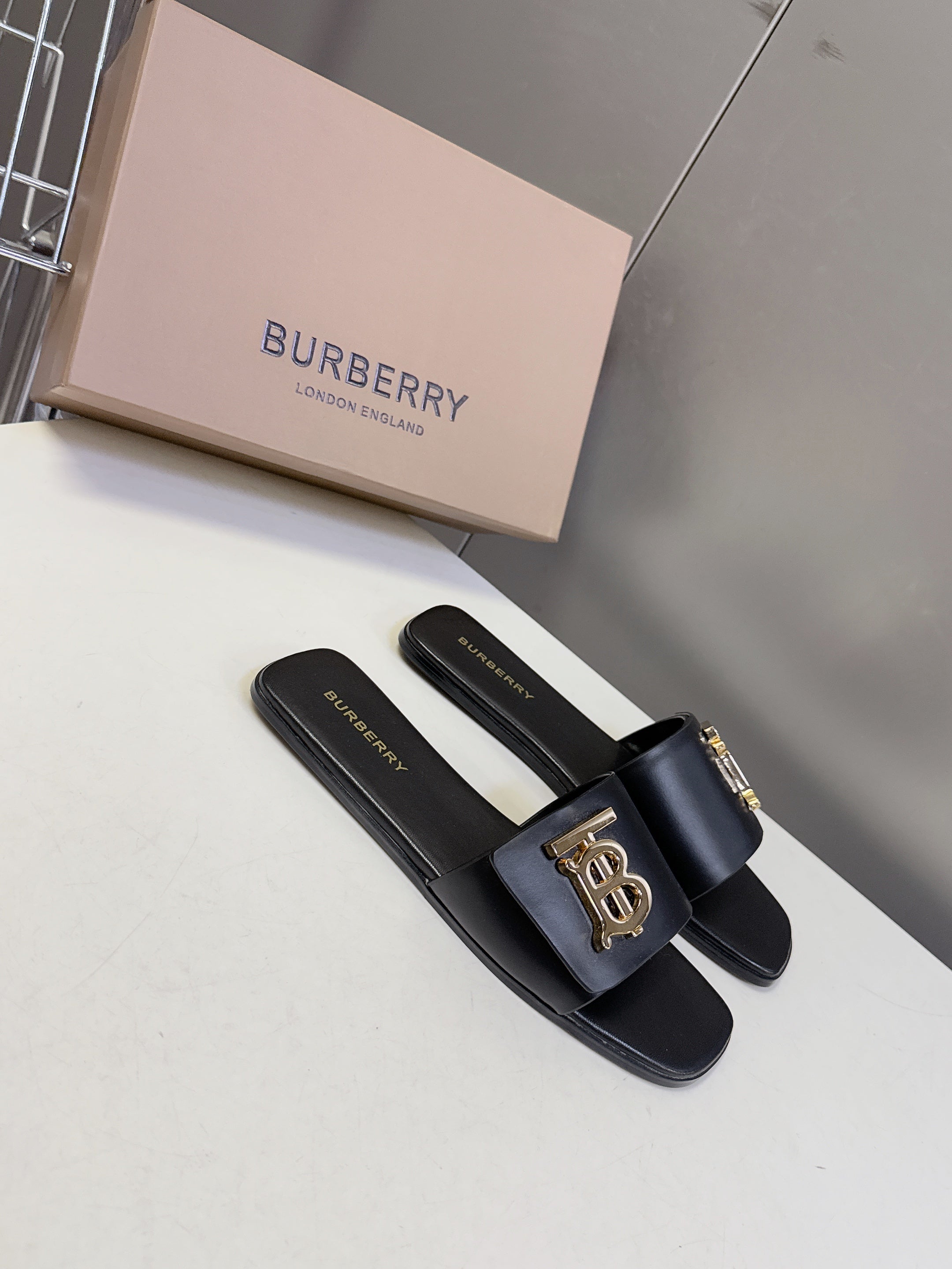 BURBERRY 26S FLAT SLIDE SANDALS IN BLACK CALFSKIN GOLD HARDWARE