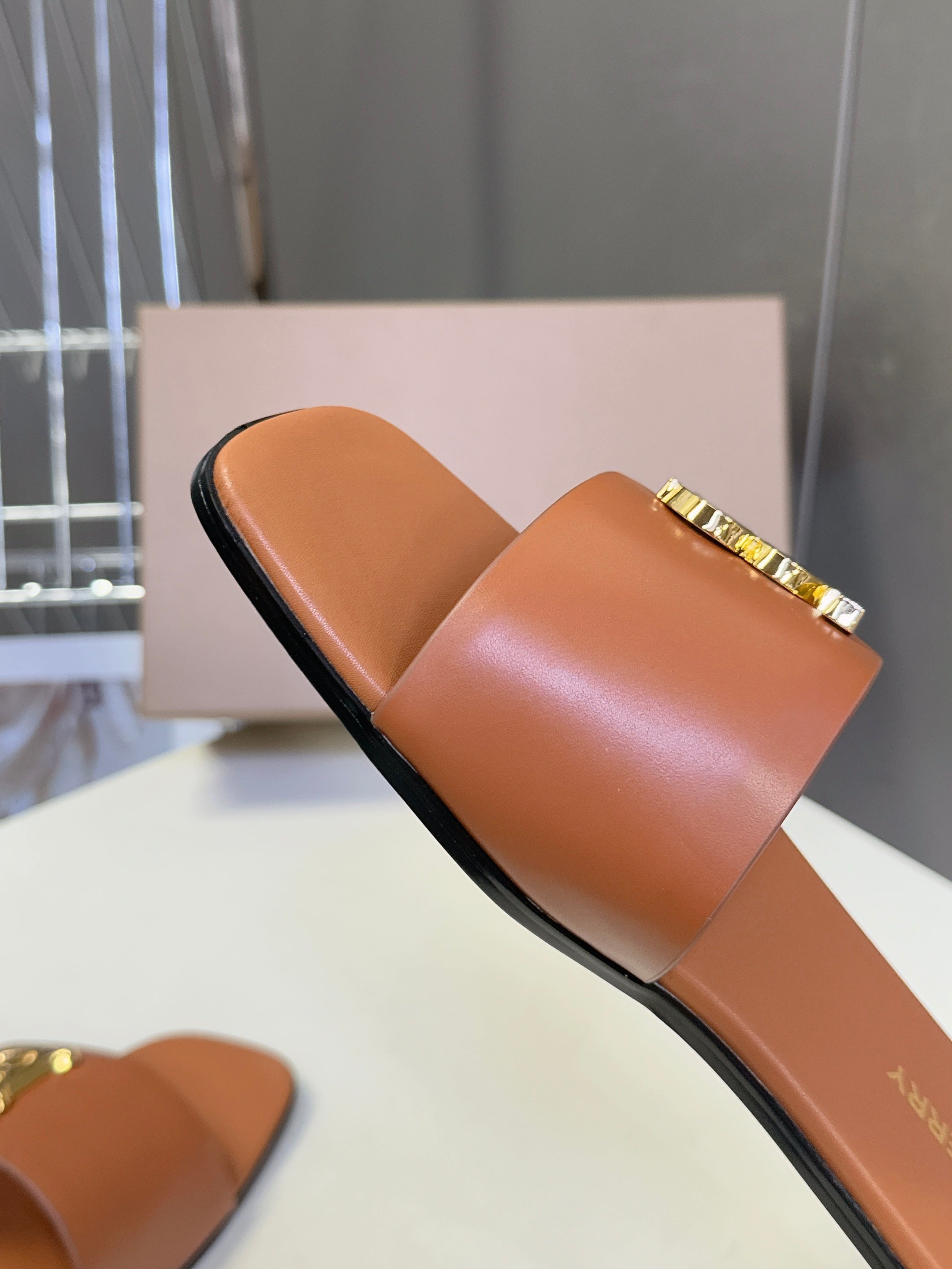 BURBERRY 26S FLAT SLIDE SANDALS IN CARAMEL BROWN CALFSKIN GOLD HARDWARE