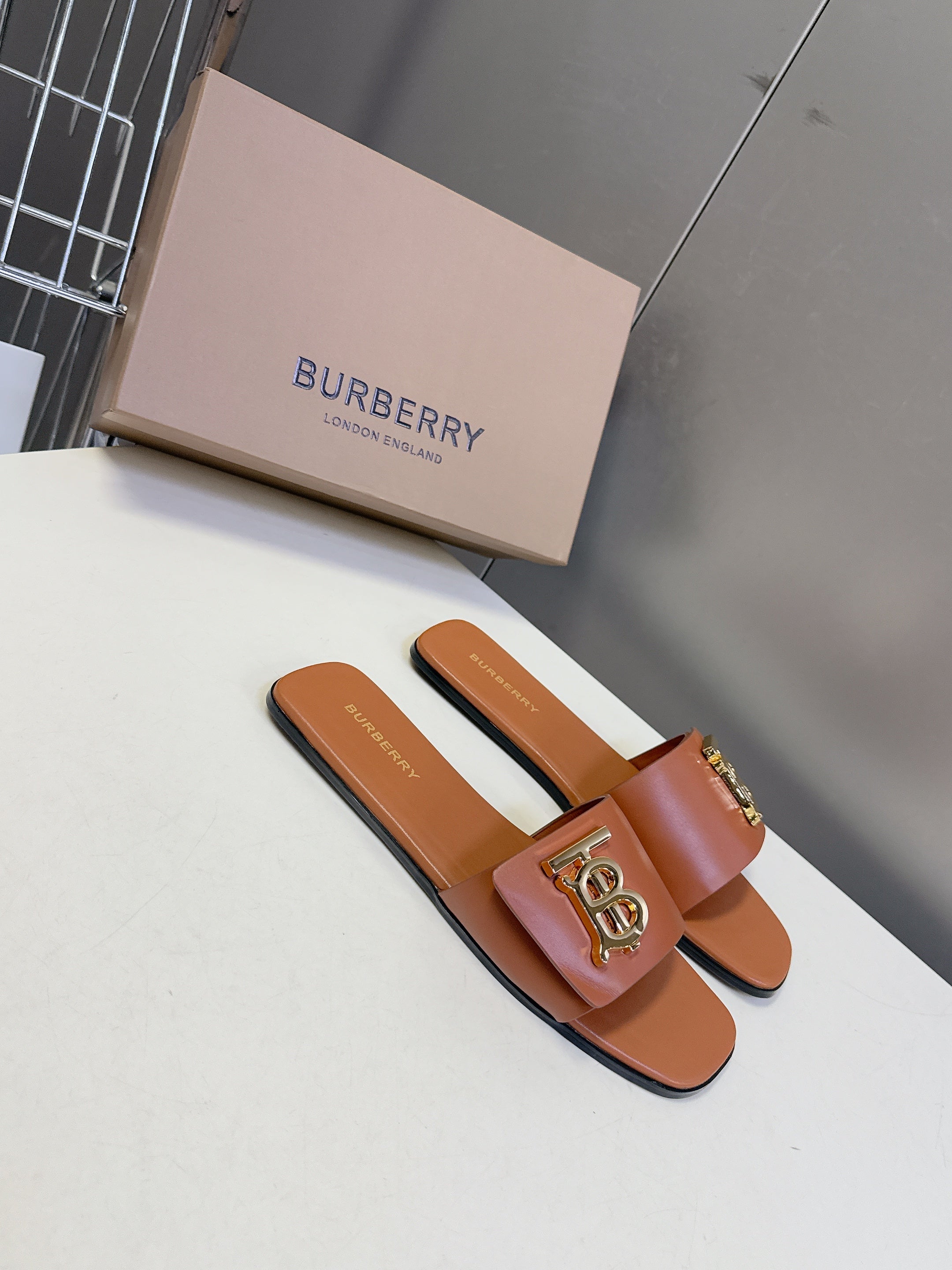 BURBERRY 26S FLAT SLIDE SANDALS IN CARAMEL BROWN CALFSKIN GOLD HARDWARE