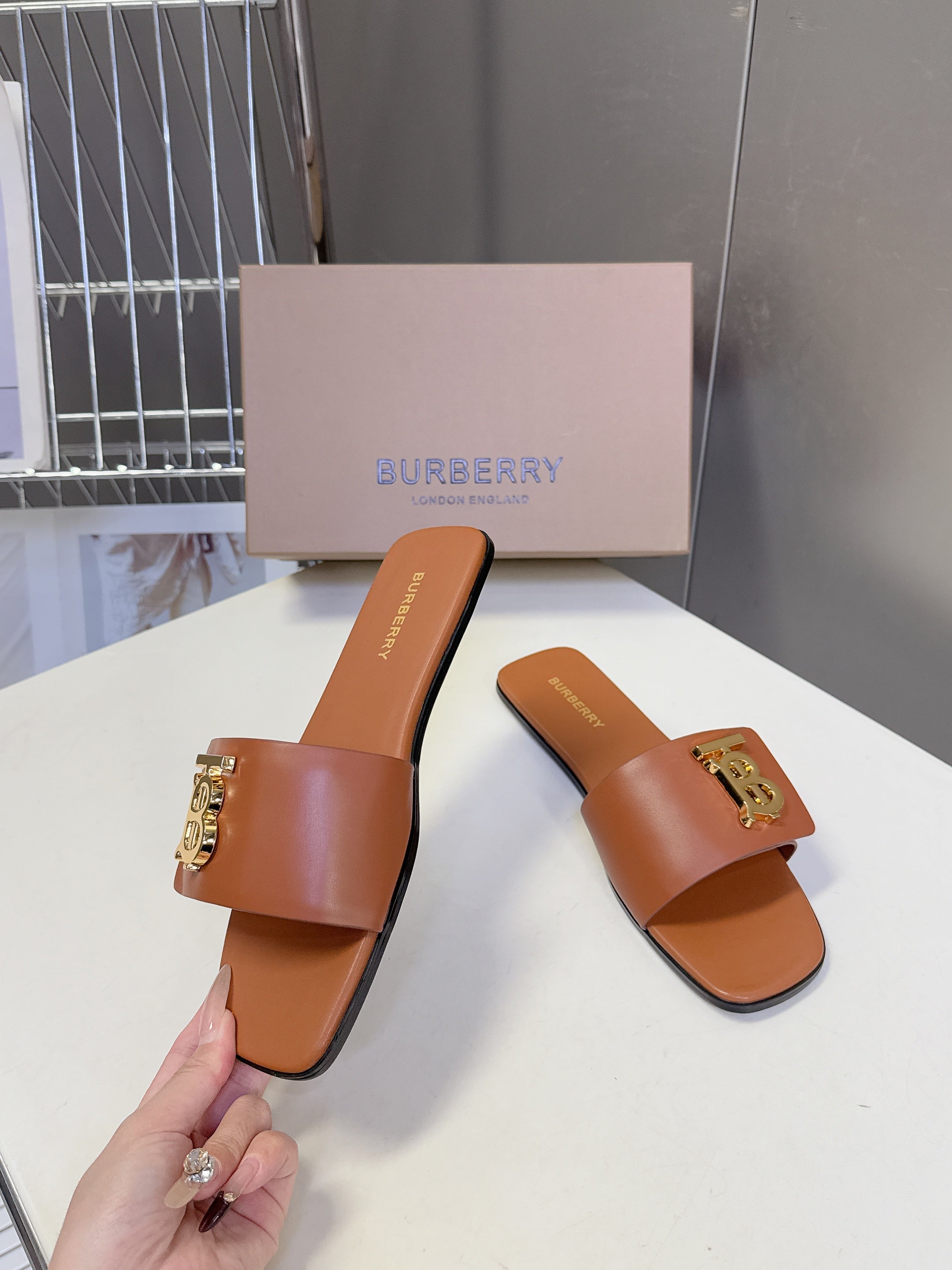 BURBERRY 26S FLAT SLIDE SANDALS IN CARAMEL BROWN CALFSKIN GOLD HARDWARE