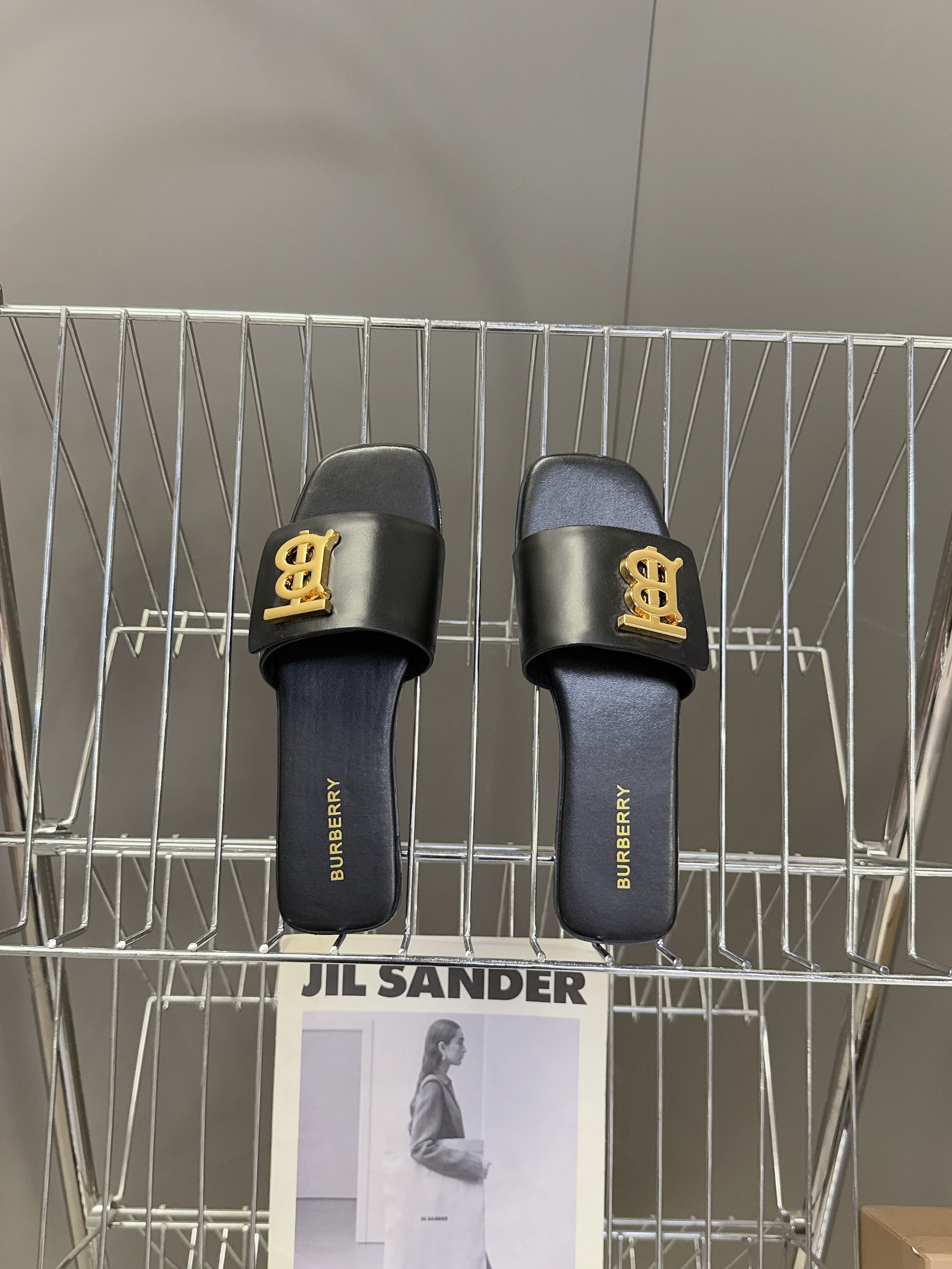 BURBERRY 26S FLAT SLIDE SANDALS IN BLACK CALFSKIN GOLD HARDWARE