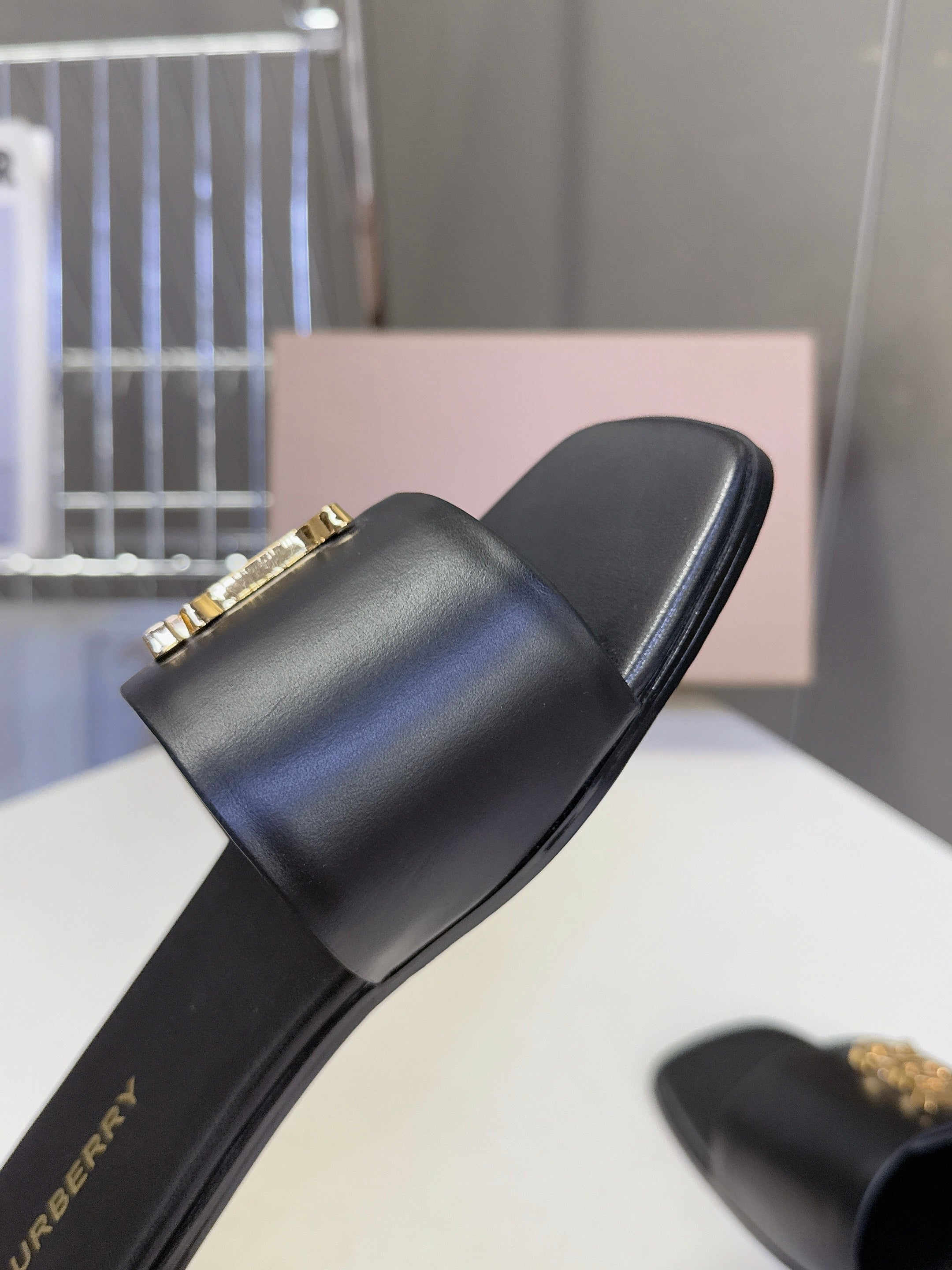 BURBERRY 26S FLAT SLIDE SANDALS IN BLACK CALFSKIN GOLD HARDWARE