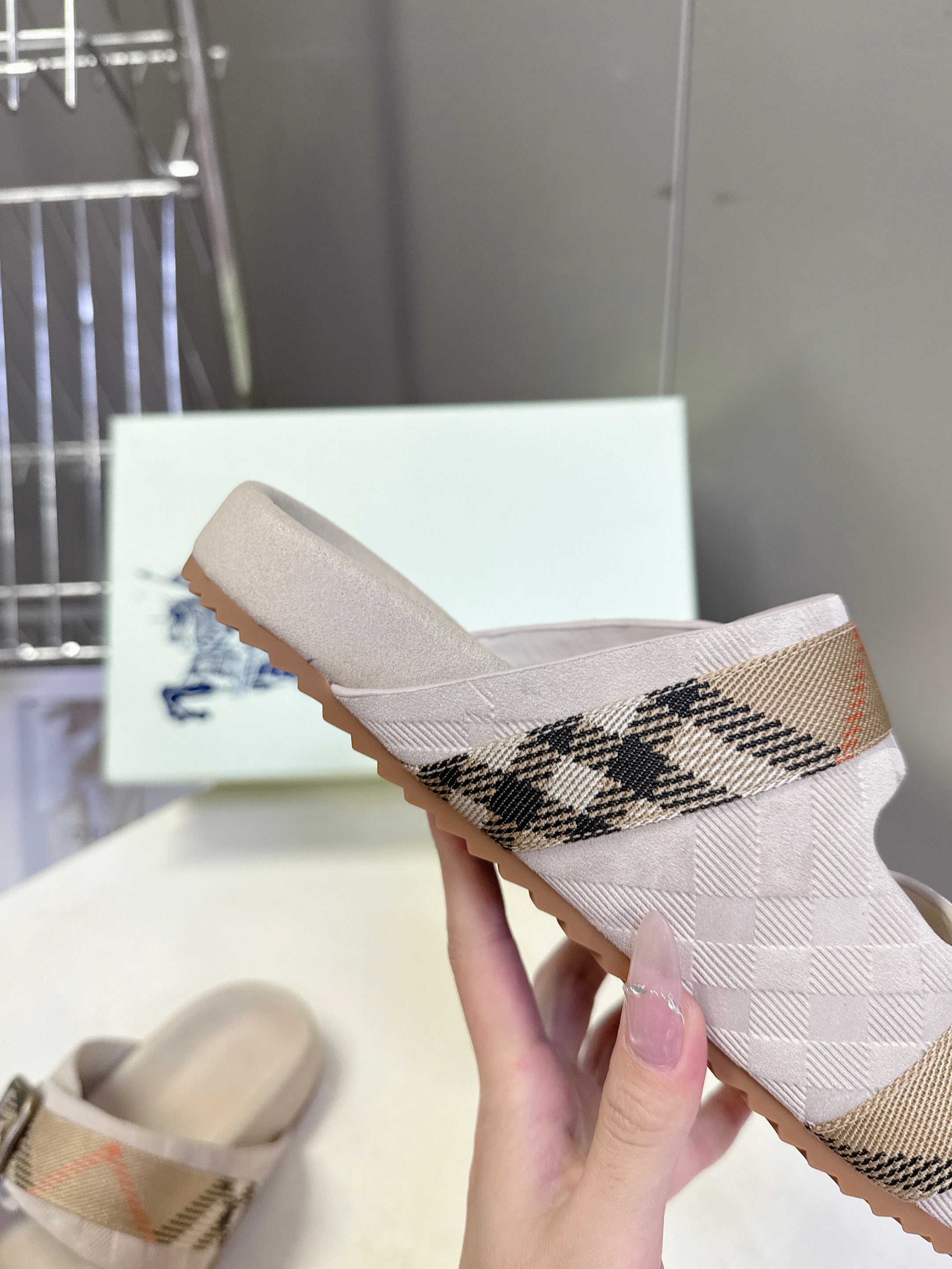 BURBERRY 26S DOUBLE BUCKLE SANDALS IN BEIGE SUEDE