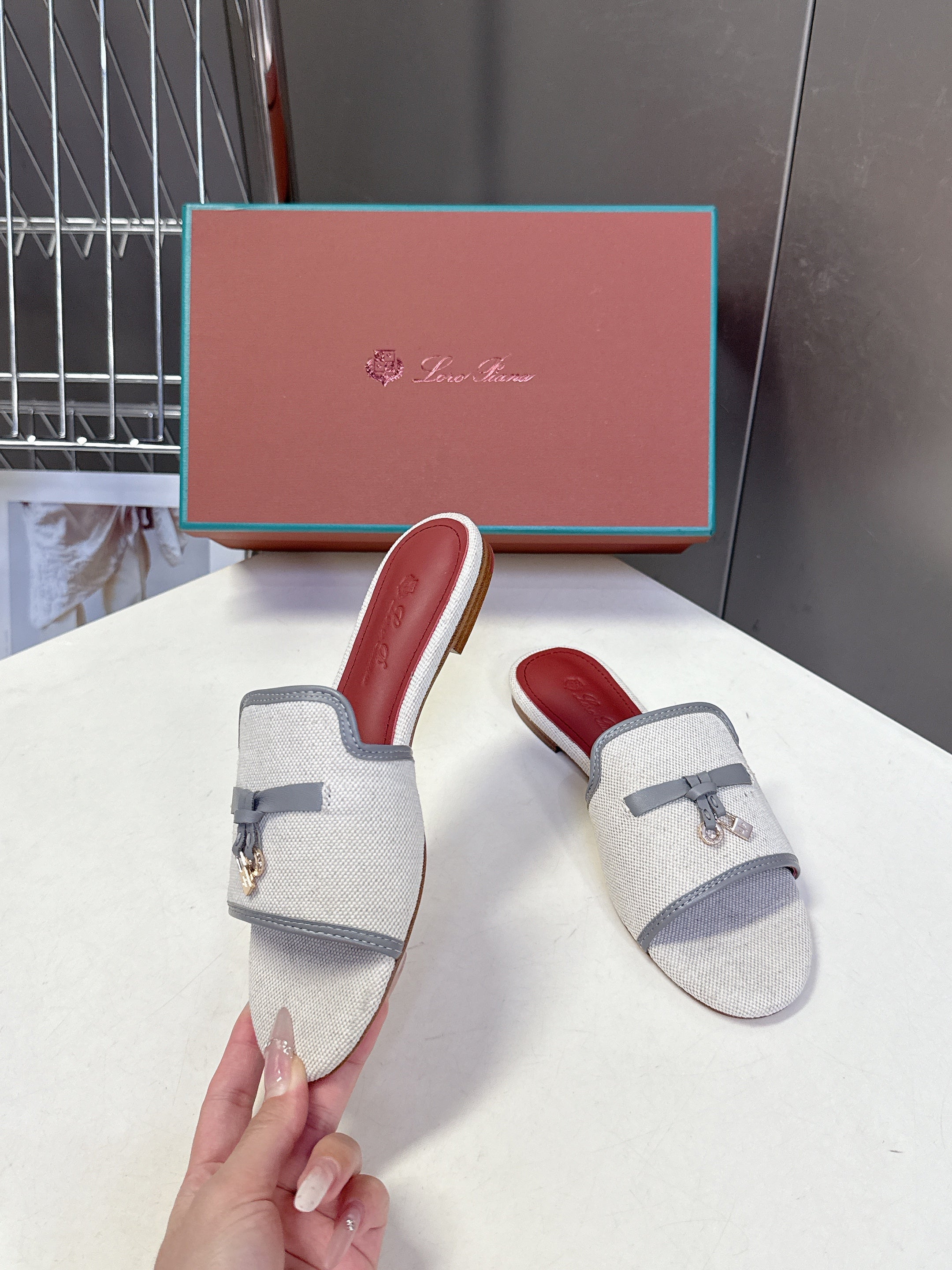 LP 26S SLIDES IN BEIGE CANVAS AND GREY CALFSKIN