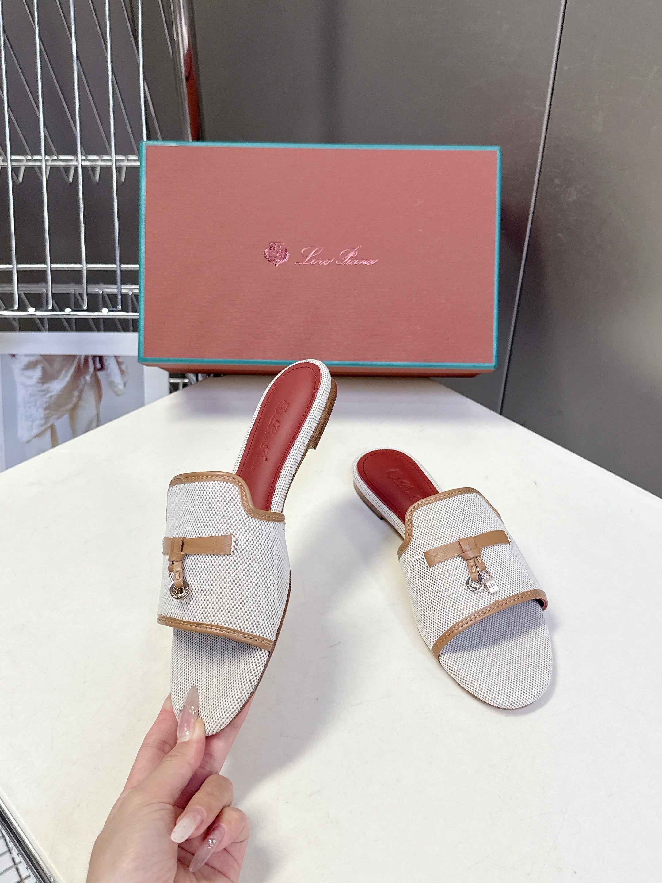 LP 26S SLIDES IN BEIGE CANVAS AND BROWN CALFSKIN