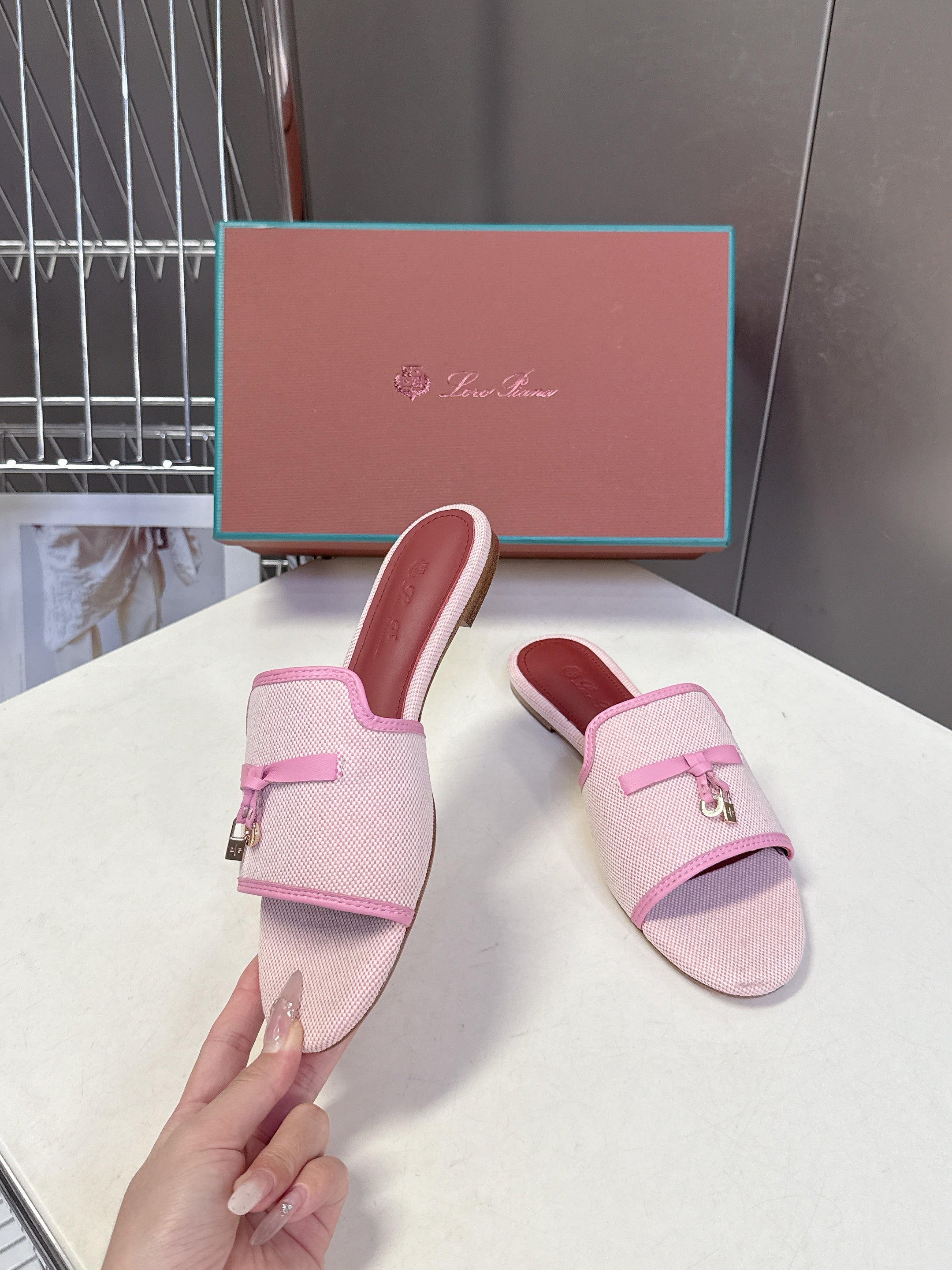 LP 26S SLIDES IN LIGHT PINK CANVAS AND CALFSKIN
