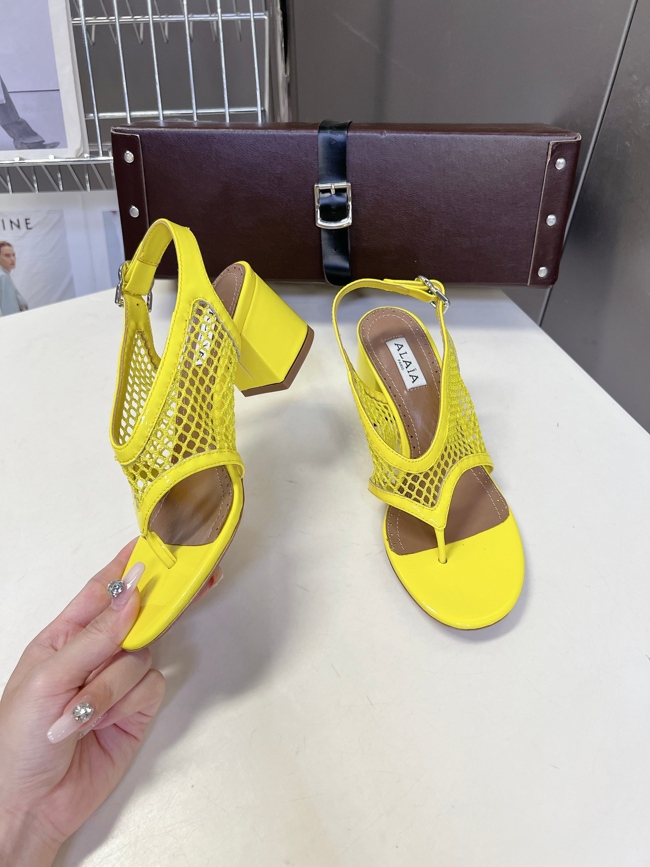 ALAIA 26S MESH THONG HEELS 55 MM IN YELLOW PATENT CALFSKIN