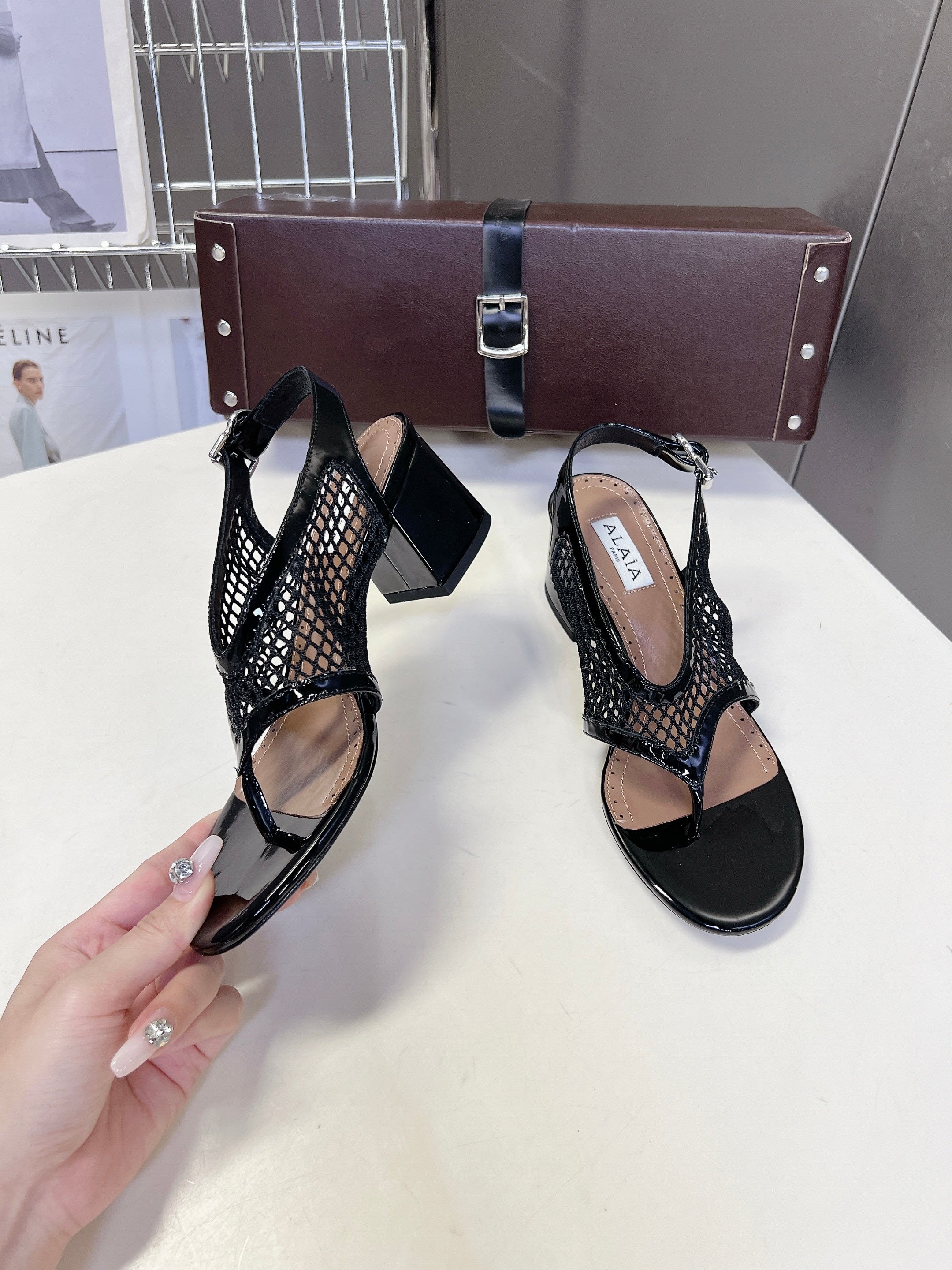 ALAIA 26S MESH THONG HEELS 55 MM IN BLACK PATENT CALFSKIN