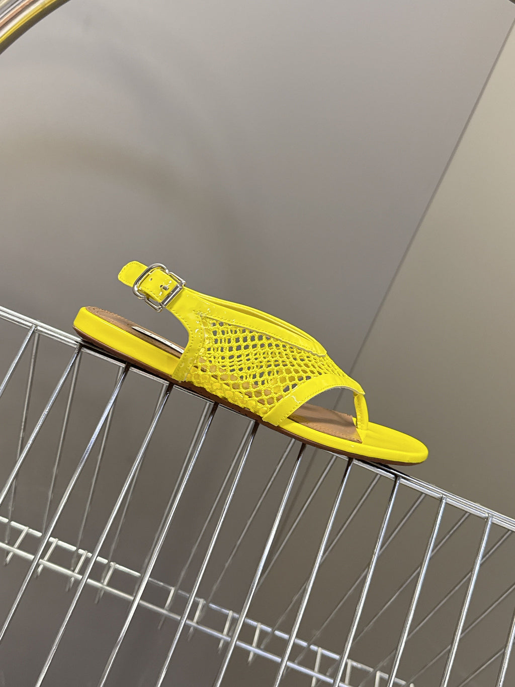 ALAIA 26S FLAT MESH THONG SANDALS IN YELLOW PATENT CALFSKIN