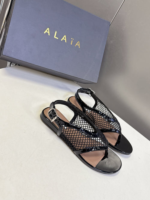 ALAIA 26S FLAT MESH THONG SANDALS IN BLACK PATENT CALFSKIN