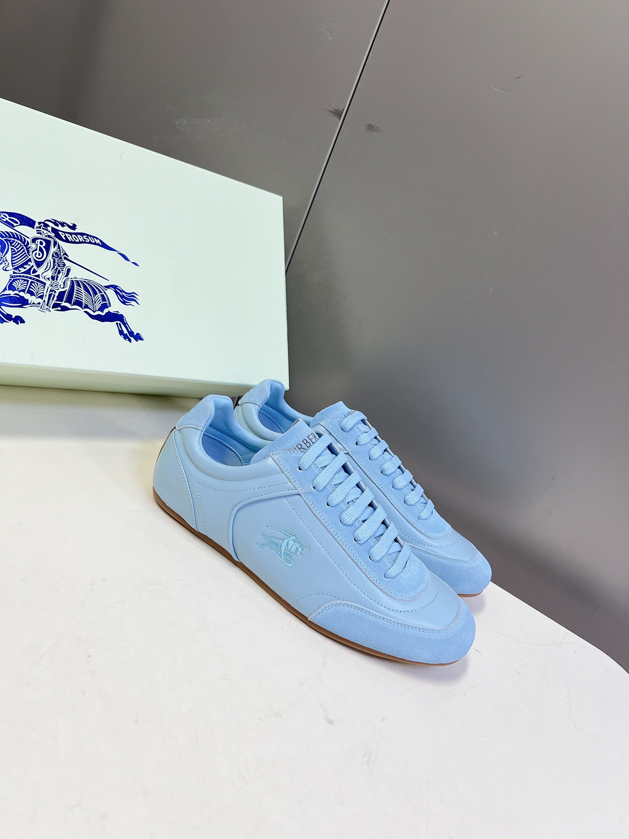 BURBERRY 26S LOW TOP SNEAKERS IN BLUE CALFSKIN AND SUEDE